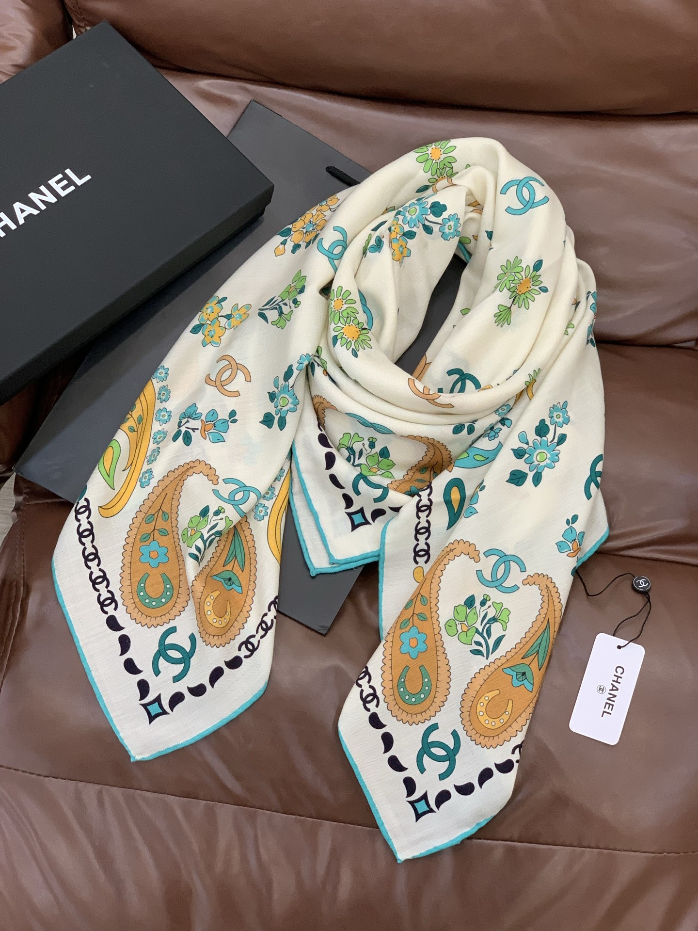 2025秋冬高级成衣系列～Chanel 【140双面同色丝绒披肩】此系列谱写一曲自由轻灵的赞歌本系列作品