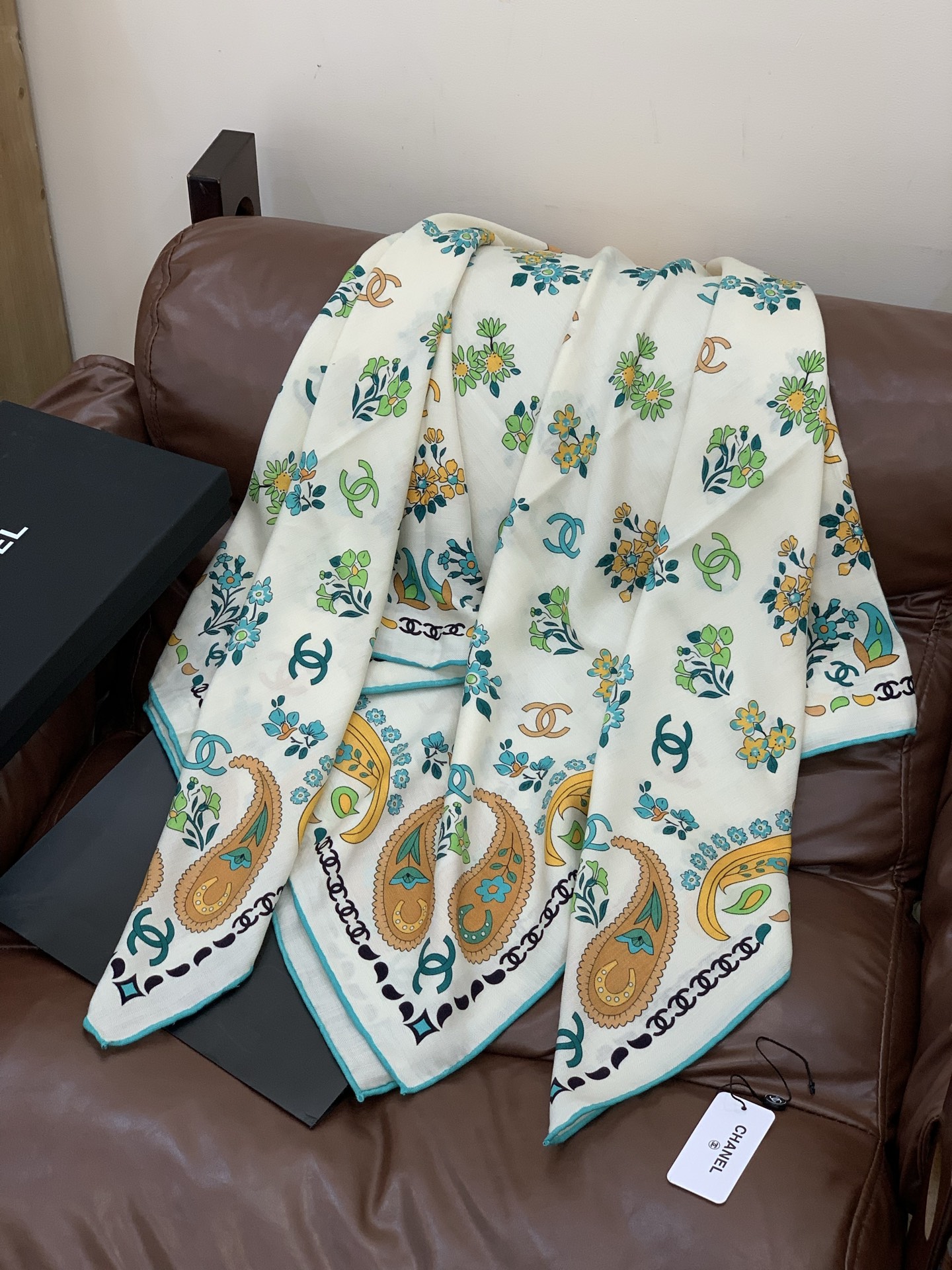 2025秋冬高级成衣系列～Chanel 【140双面同色丝绒披肩】此系列谱写一曲自由轻灵的赞歌本系列作品