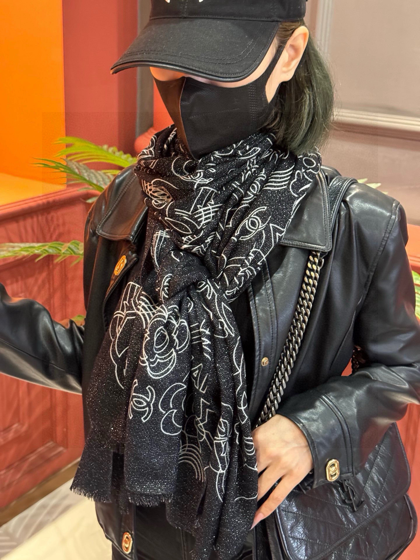 上新🌟 会发光发亮的围巾 💄💋新款客供银线💖羊绒面料长巾 😘美翻了[流泪]【小香银线图标】，御用殿堂级极