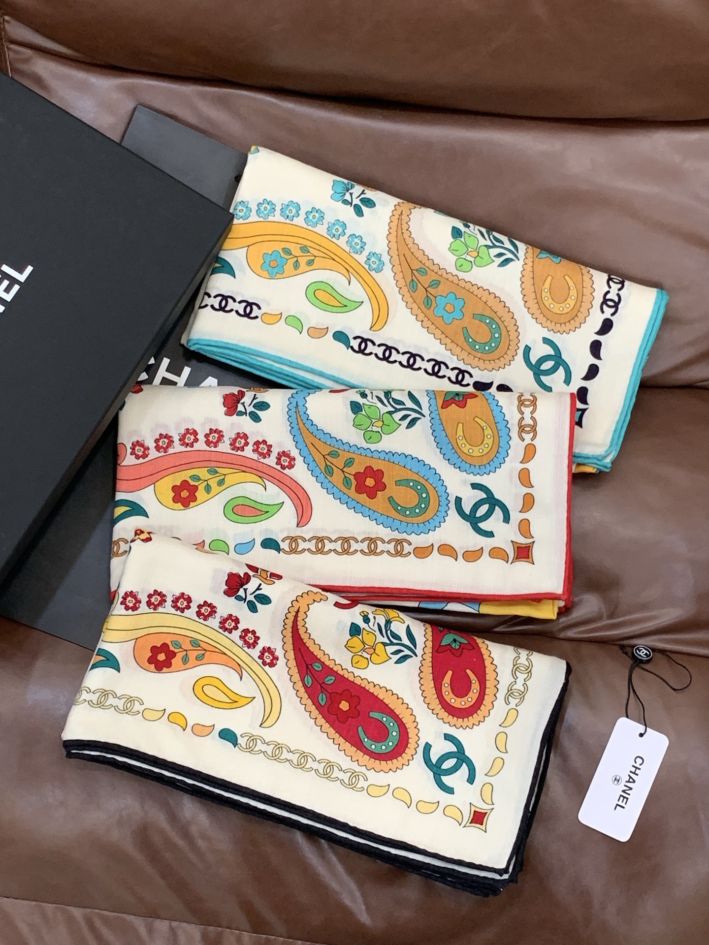 2025秋冬高级成衣系列～Chanel 【140双面同色丝绒披肩】此系列谱写一曲自由轻灵的赞歌本系列作品