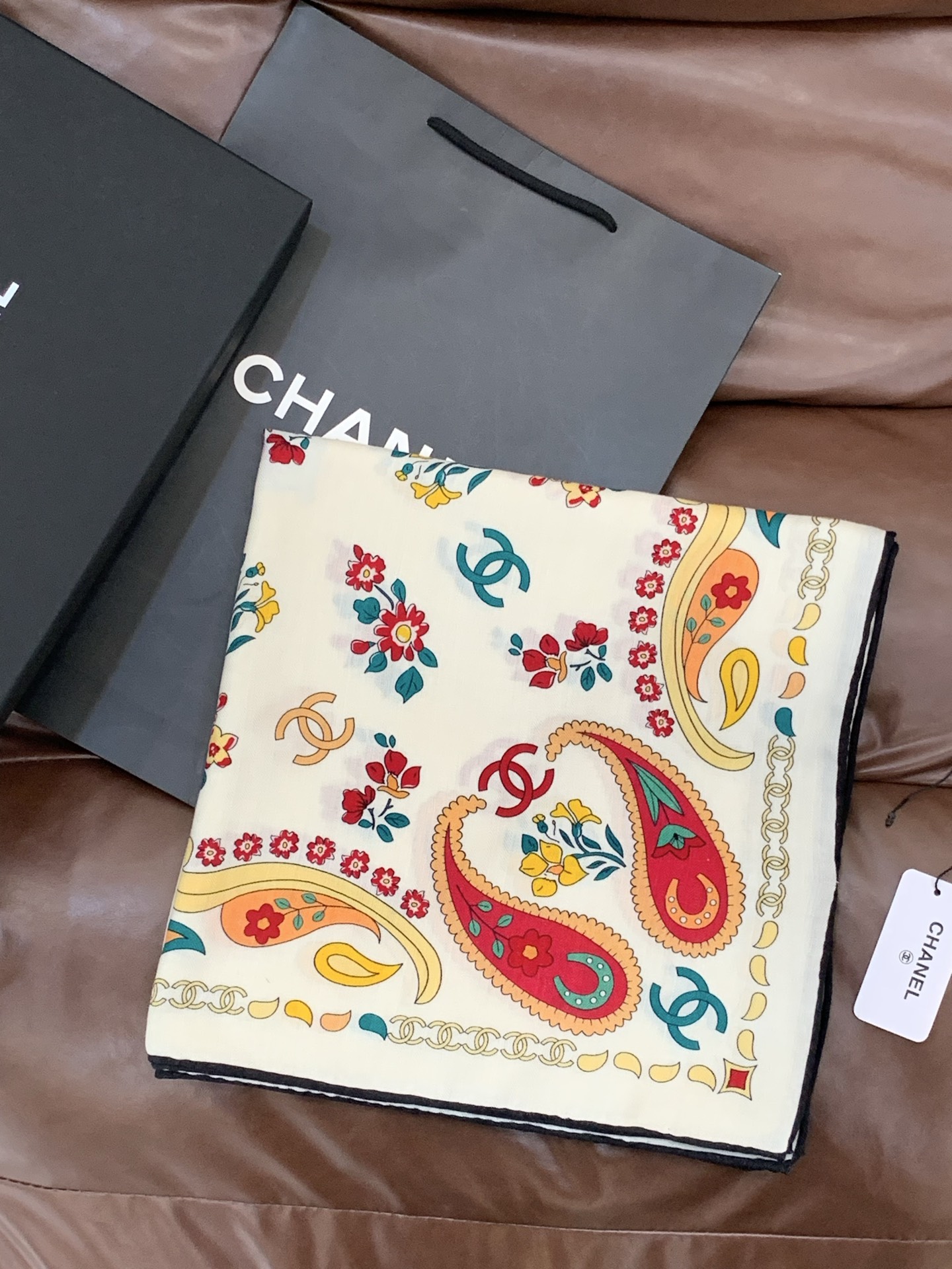 2025秋冬高级成衣系列～Chanel 【140双面同色丝绒披肩】此系列谱写一曲自由轻灵的赞歌本系列作品