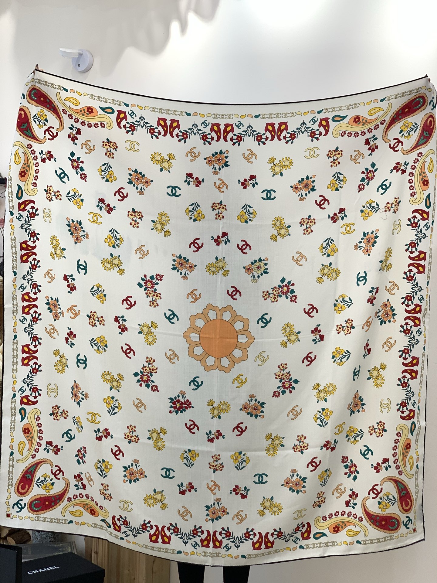 2025秋冬高级成衣系列～Chanel 【140双面同色丝绒披肩】此系列谱写一曲自由轻灵的赞歌本系列作品