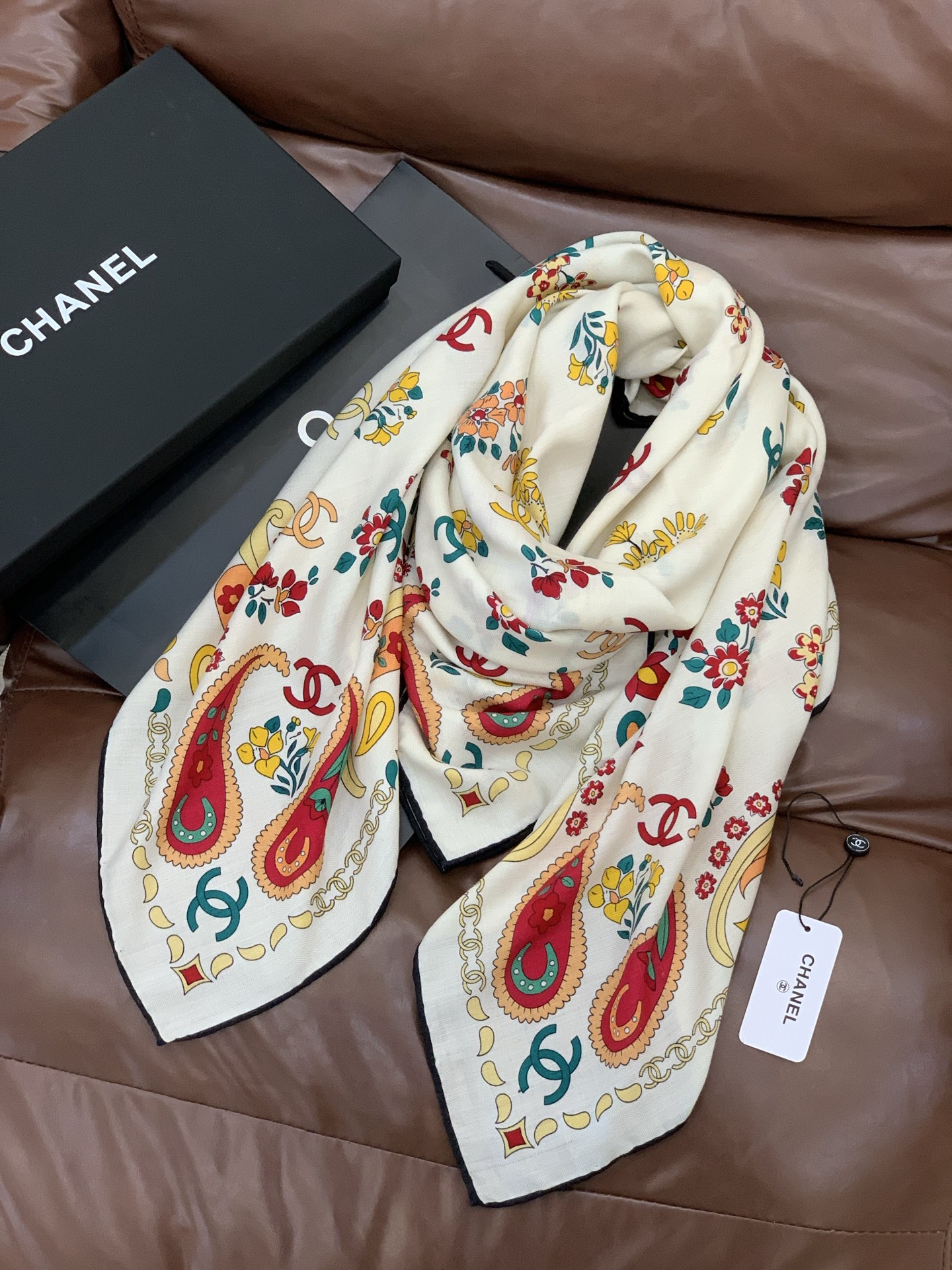 2025秋冬高级成衣系列～Chanel 【140双面同色丝绒披肩】此系列谱写一曲自由轻灵的赞歌本系列作品