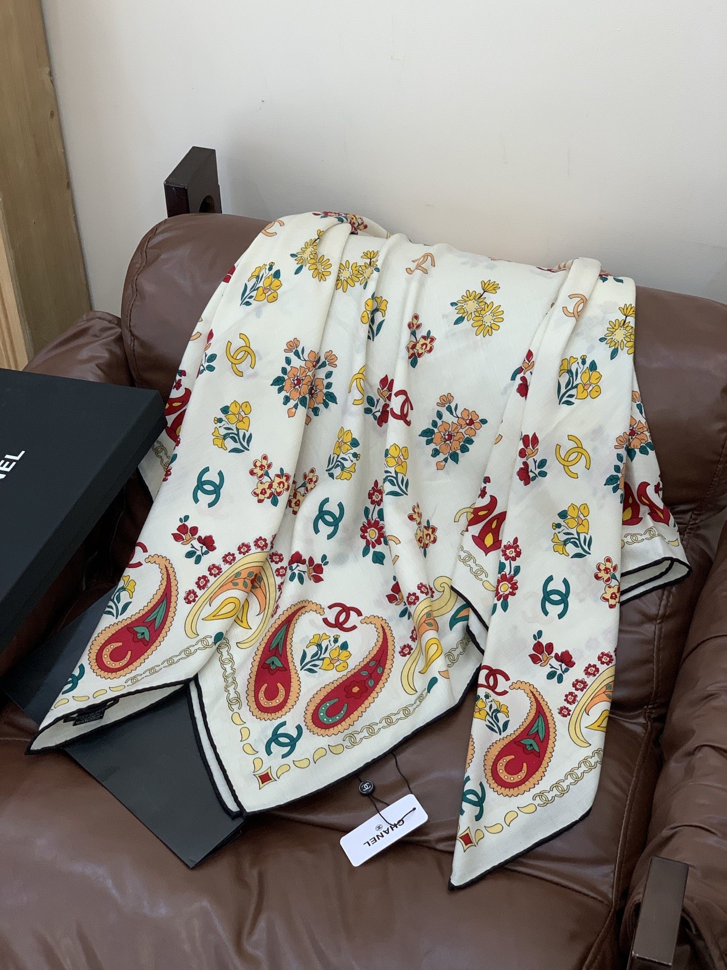 2025秋冬高级成衣系列～Chanel 【140双面同色丝绒披肩】此系列谱写一曲自由轻灵的赞歌本系列作品