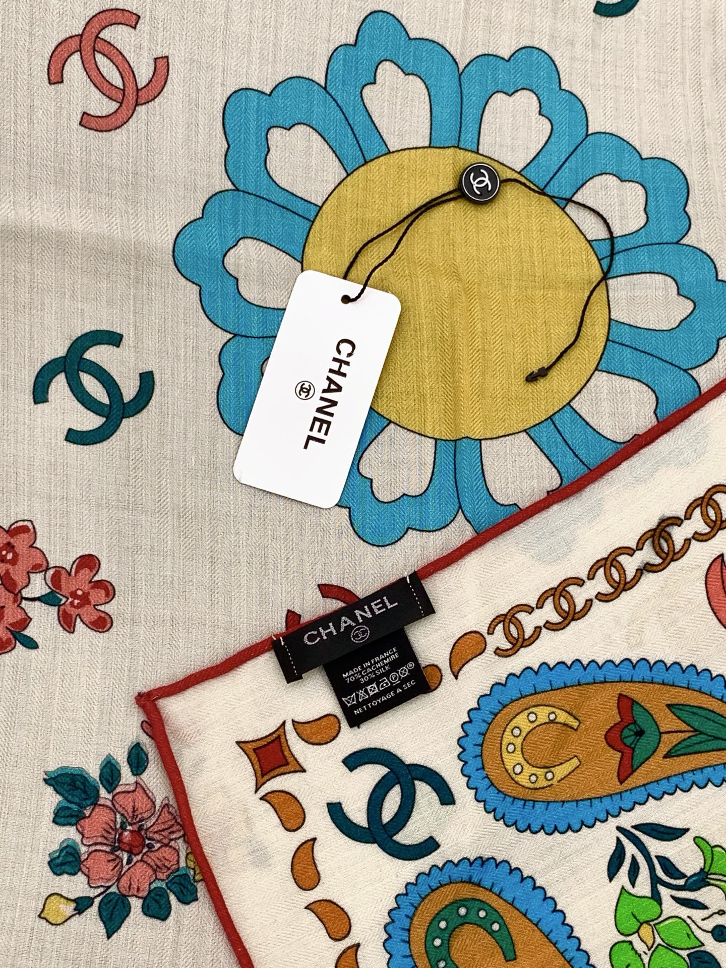 2025秋冬高级成衣系列～Chanel 【140双面同色丝绒披肩】此系列谱写一曲自由轻灵的赞歌本系列作品