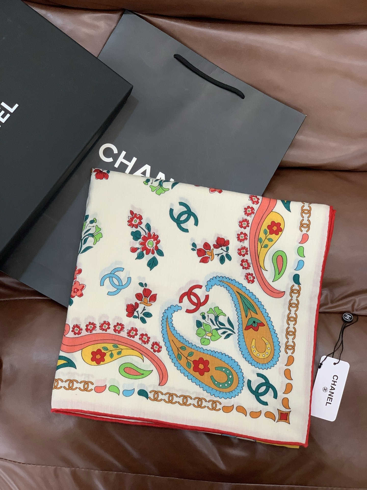 2025秋冬高级成衣系列～Chanel 【140双面同色丝绒披肩】此系列谱写一曲自由轻灵的赞歌本系列作品