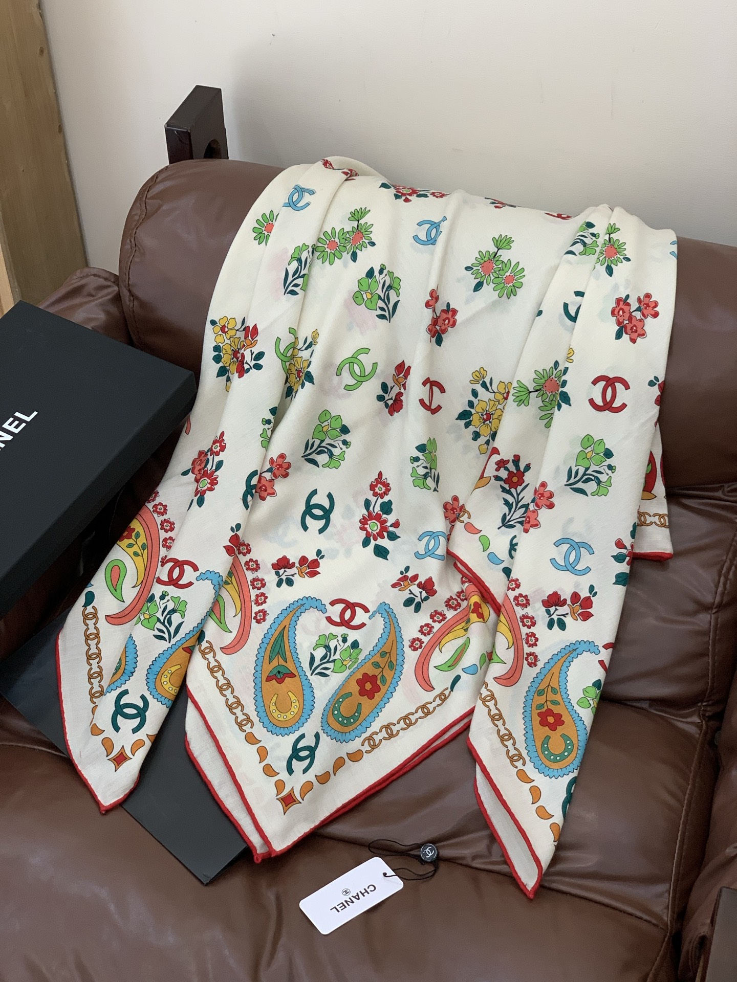 2025秋冬高级成衣系列～Chanel 【140双面同色丝绒披肩】此系列谱写一曲自由轻灵的赞歌本系列作品