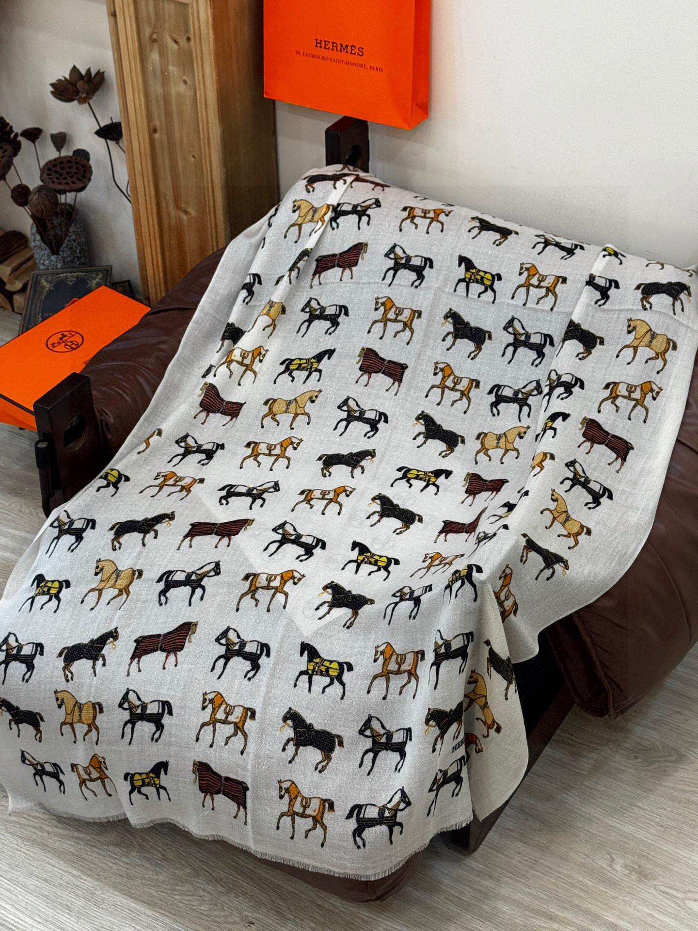 上新🌟 会发光发亮的围巾 💄💋新款客银丝+💖羊绒面料长巾 😘美翻了[流泪]H家【骏马披挂长巾】御用殿堂级