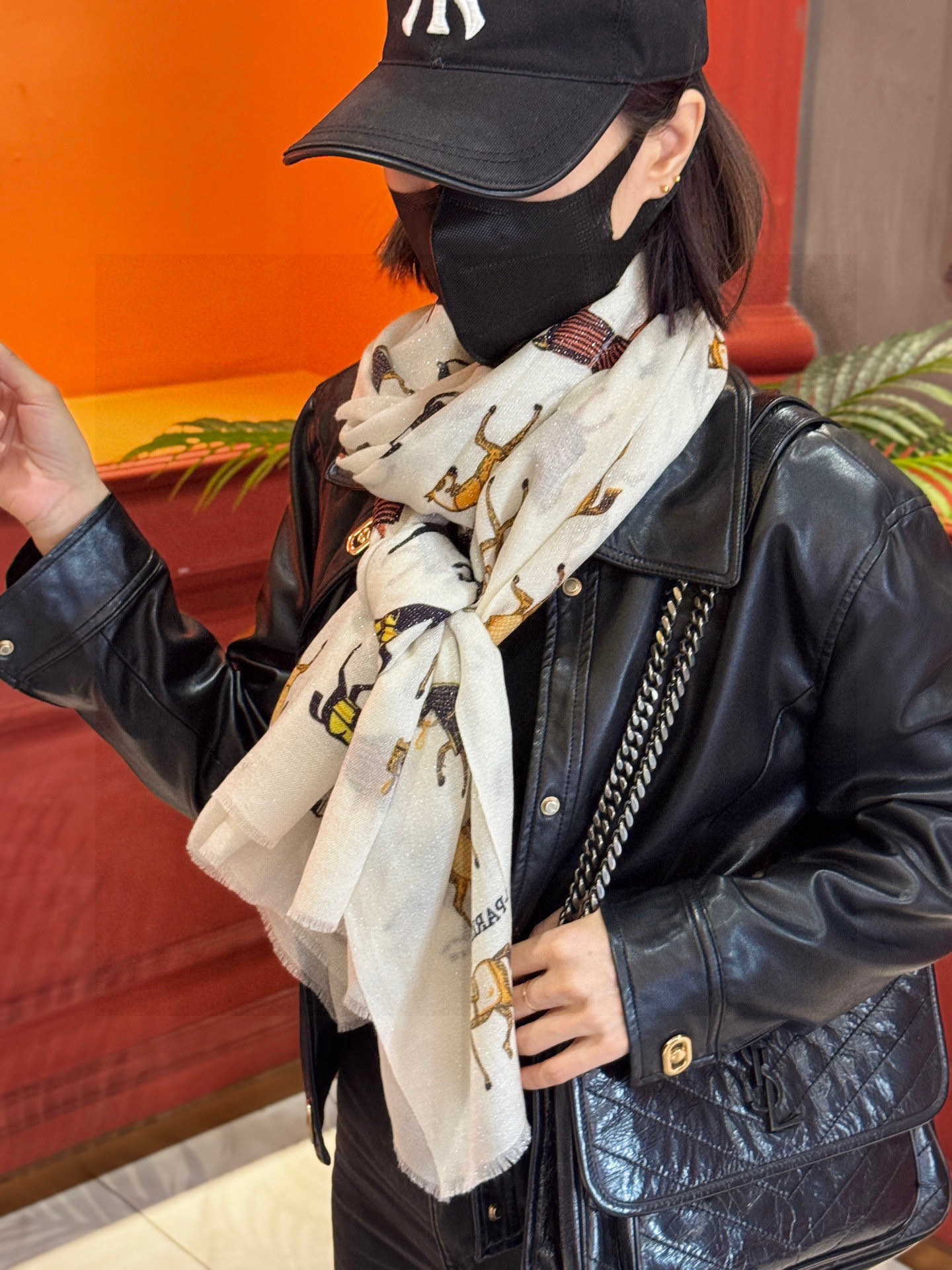 上新🌟 会发光发亮的围巾 💄💋新款客银丝+💖羊绒面料长巾 😘美翻了[流泪]H家【骏马披挂长巾】御用殿堂级