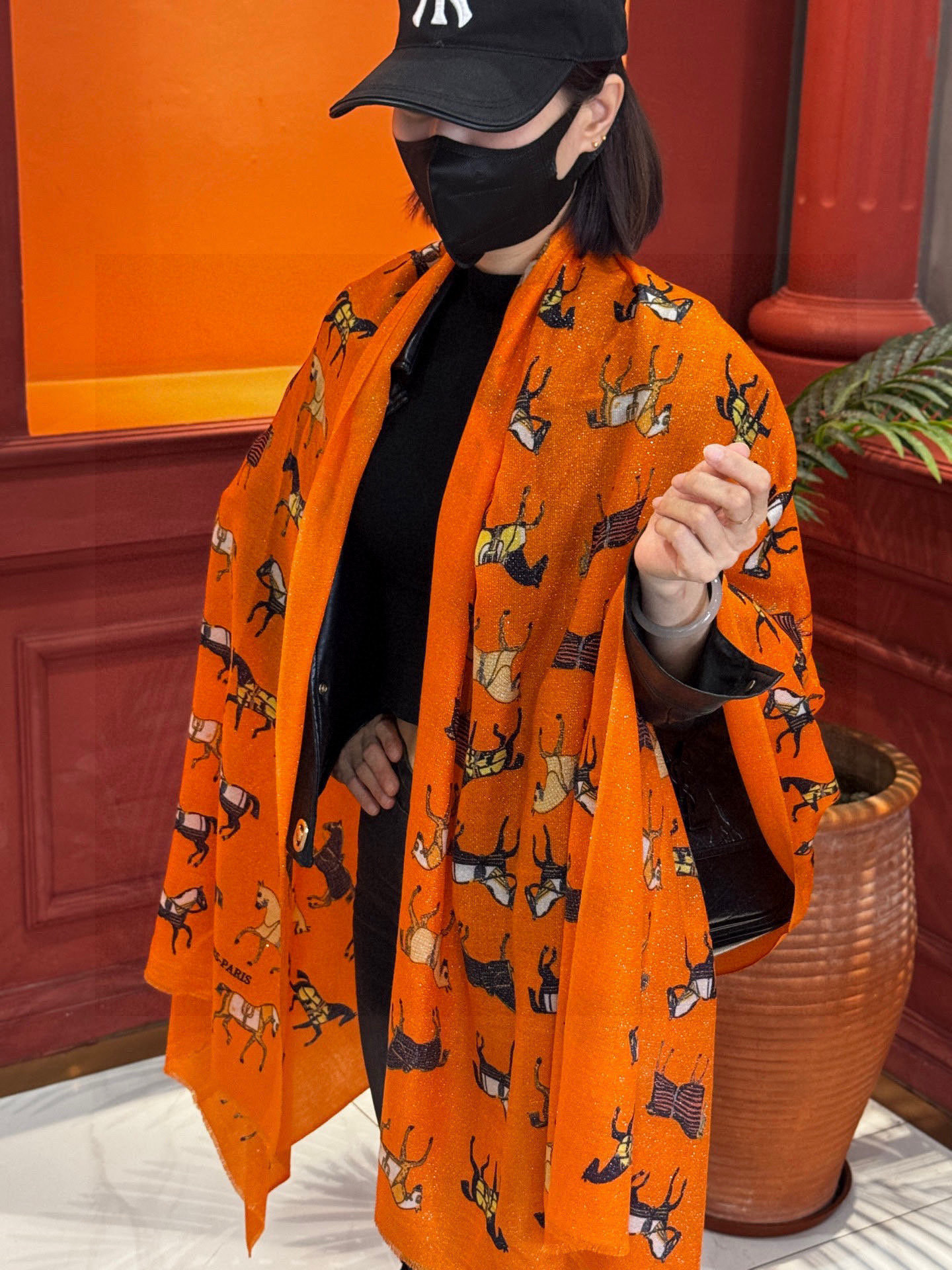 上新🌟 会发光发亮的围巾 💄💋新款客银丝+💖羊绒面料长巾 😘美翻了[流泪]H家【骏马披挂长巾】御用殿堂级