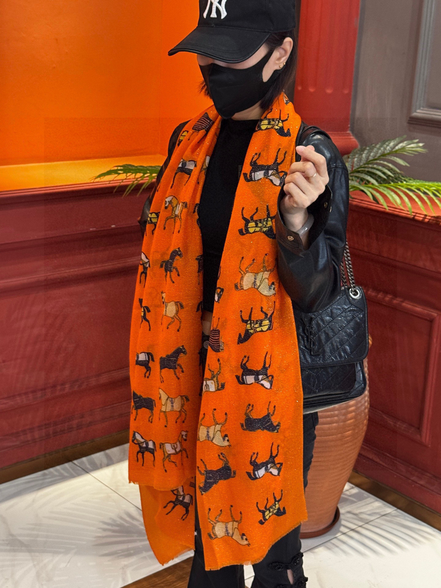 上新🌟 会发光发亮的围巾 💄💋新款客银丝+💖羊绒面料长巾 😘美翻了[流泪]H家【骏马披挂长巾】御用殿堂级