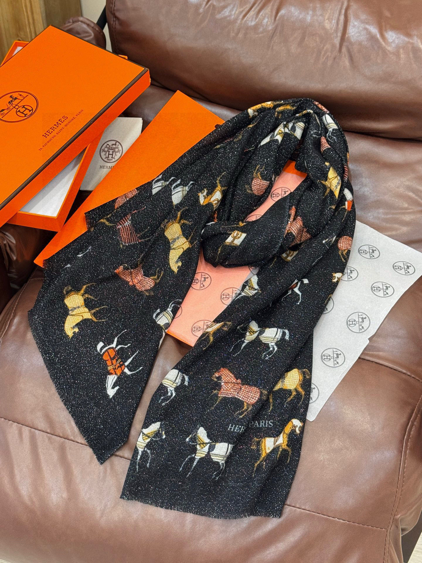 上新🌟 会发光发亮的围巾 💄💋新款客银丝+💖羊绒面料长巾 😘美翻了[流泪]H家【骏马披挂长巾】御用殿堂级