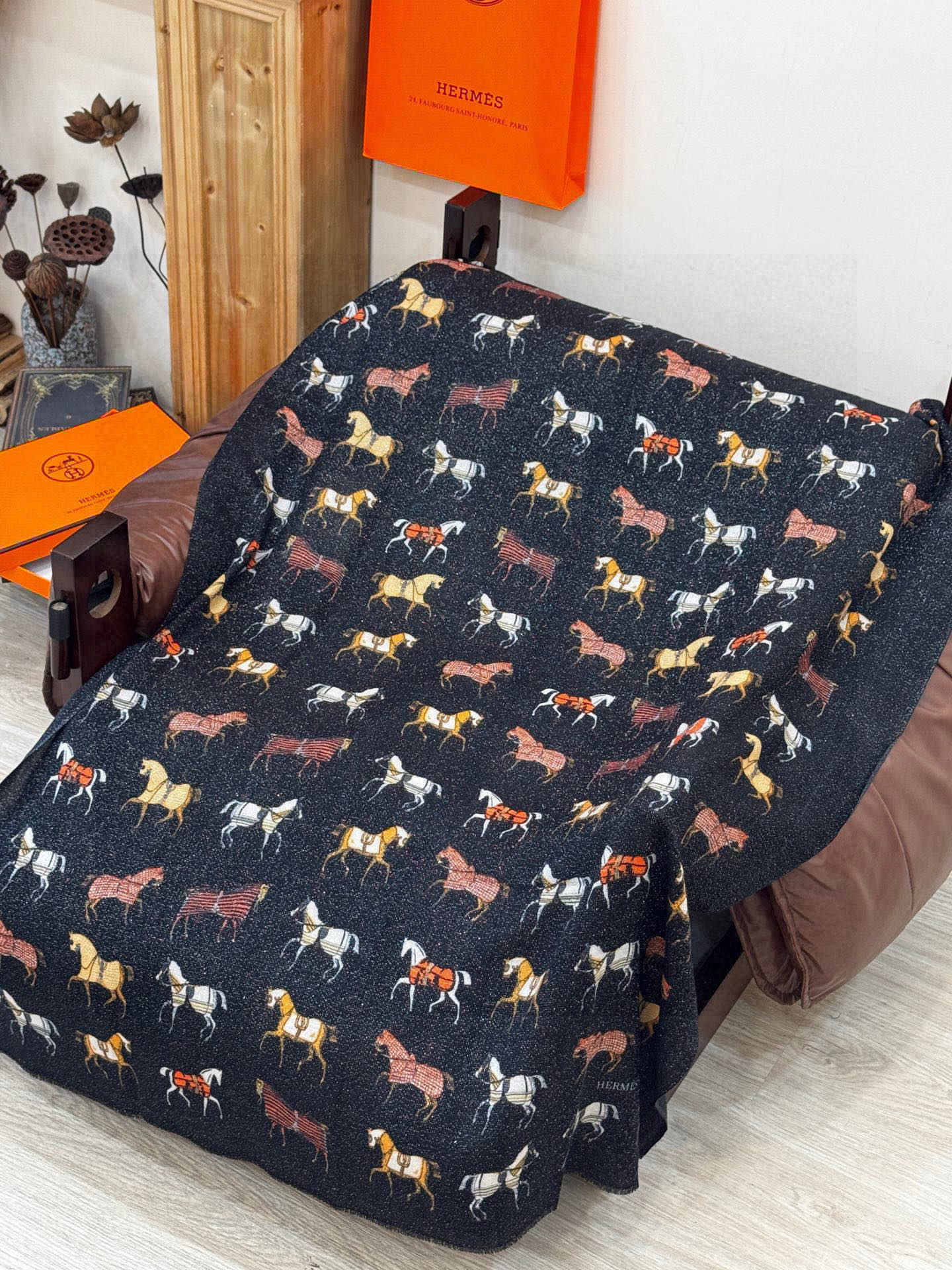 上新🌟 会发光发亮的围巾 💄💋新款客银丝+💖羊绒面料长巾 😘美翻了[流泪]H家【骏马披挂长巾】御用殿堂级