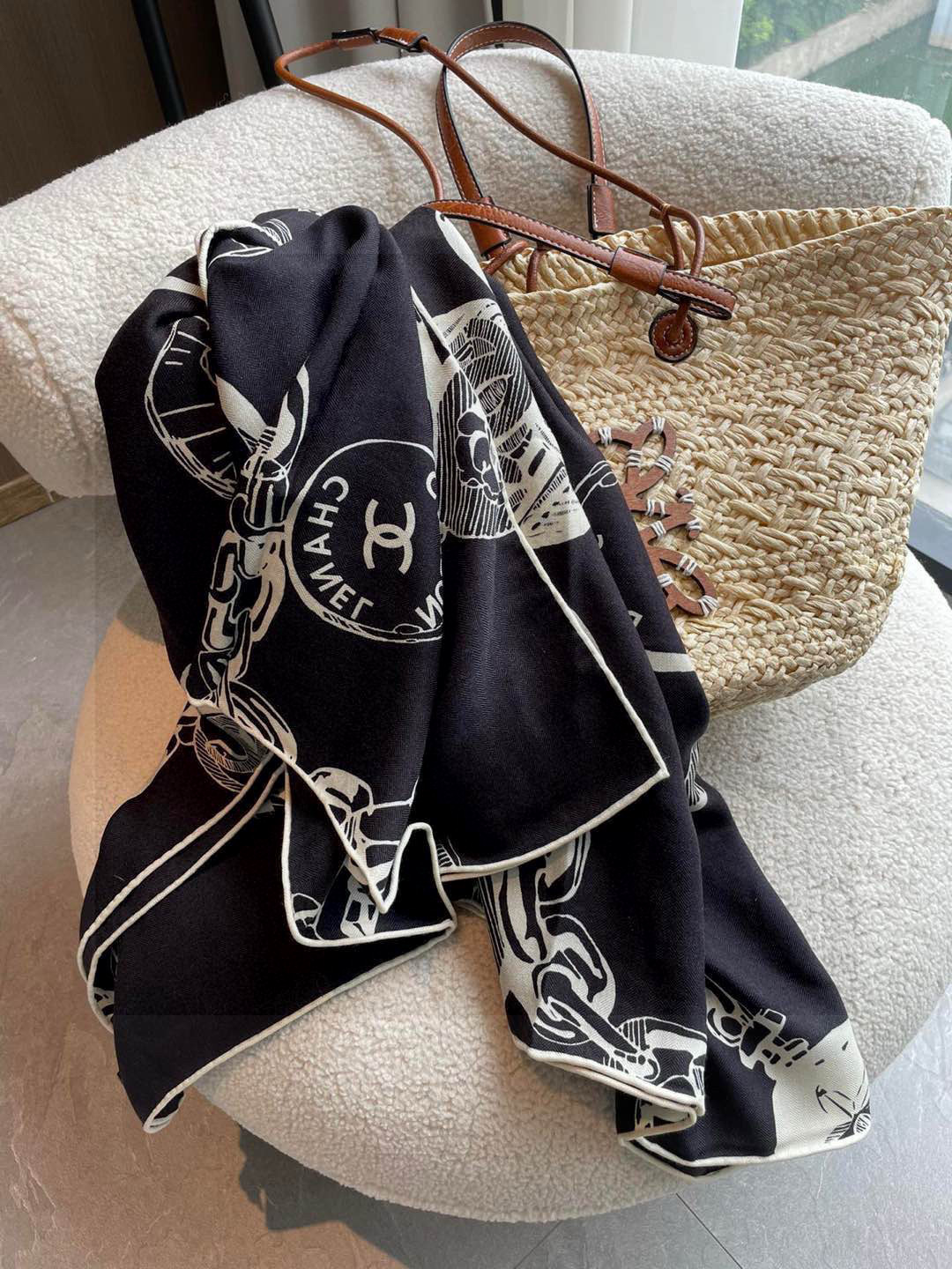 CHANEL（香奈儿）套用汪曾祺《人间草木》里的一句话：在黑白里温柔地爱彩色，在彩色里朝圣黑白。所以香家