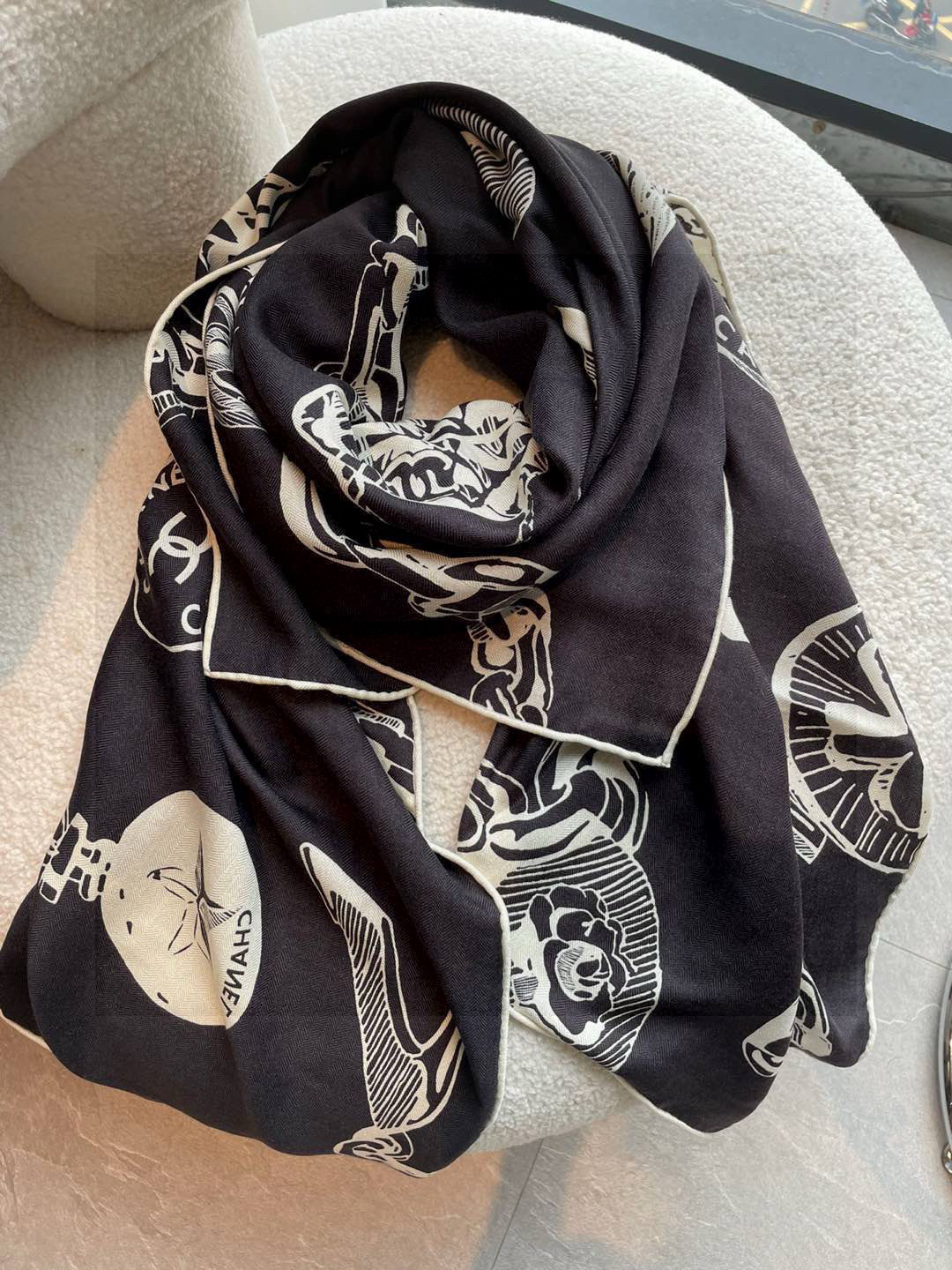 CHANEL（香奈儿）套用汪曾祺《人间草木》里的一句话：在黑白里温柔地爱彩色，在彩色里朝圣黑白。所以香家