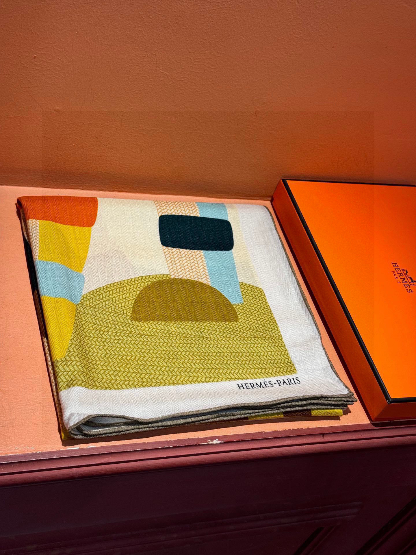 新款爱马仕小马跳跃，140*140cm，双面同色印花，高端的重磅丝羊绒面料，正反两面效果一样，70%羊绒