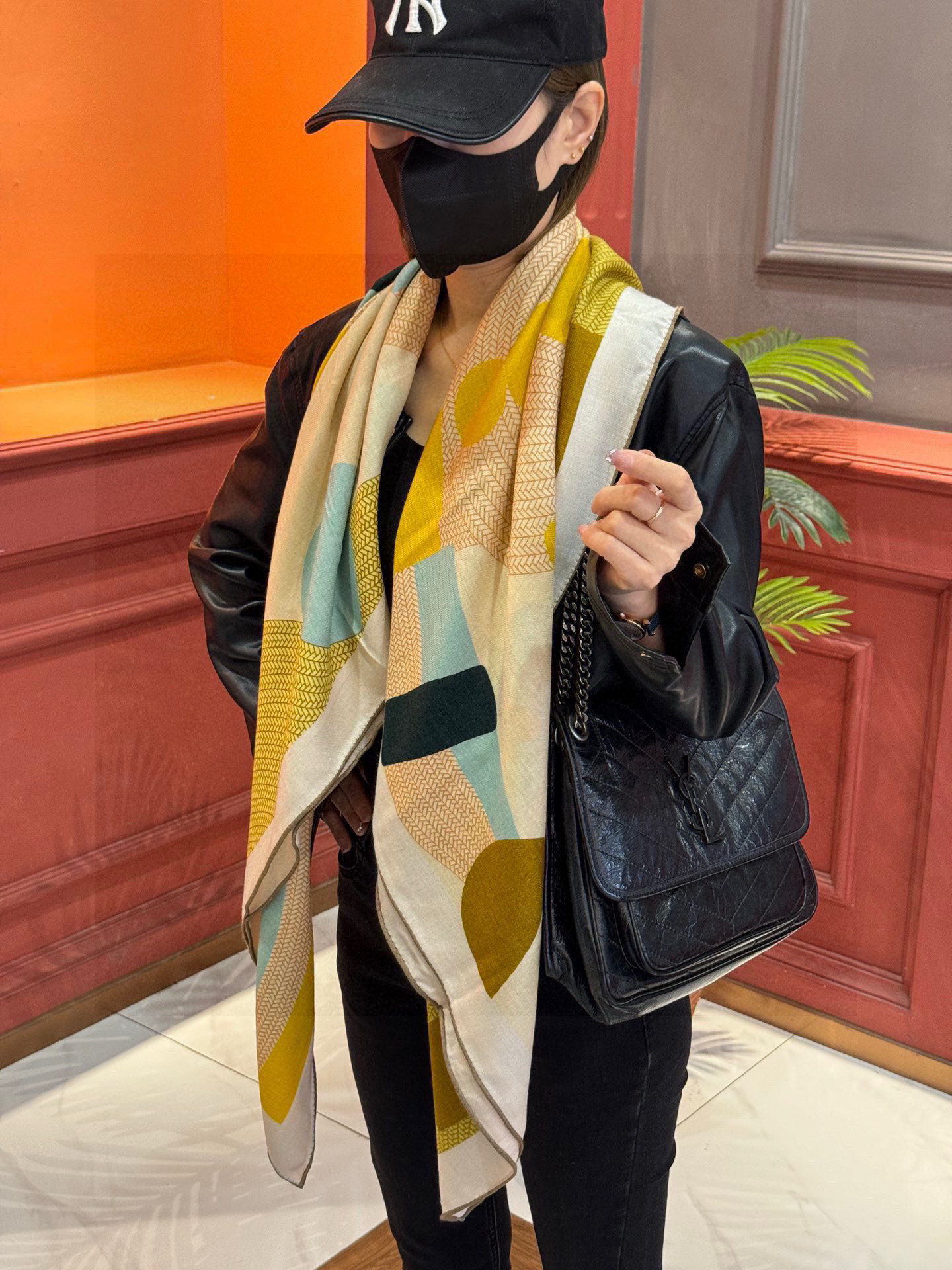 新款爱马仕小马跳跃，140*140cm，双面同色印花，高端的重磅丝羊绒面料，正反两面效果一样，70%羊绒