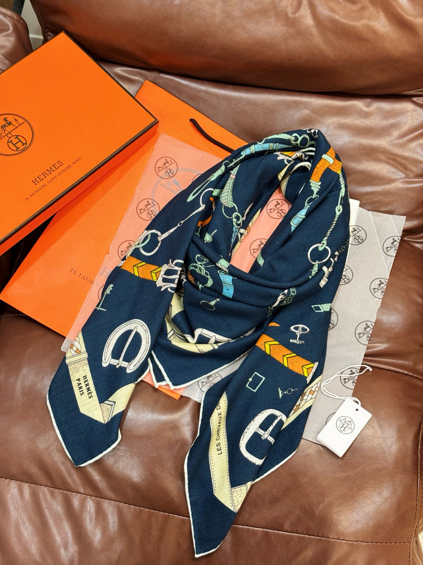 羊绒新款🆕👏👏买了都说好看‼️推荐💕爱马仕双面同色羊绒方巾【跃动的马儿双面同色140】，顶级工艺超值‼️