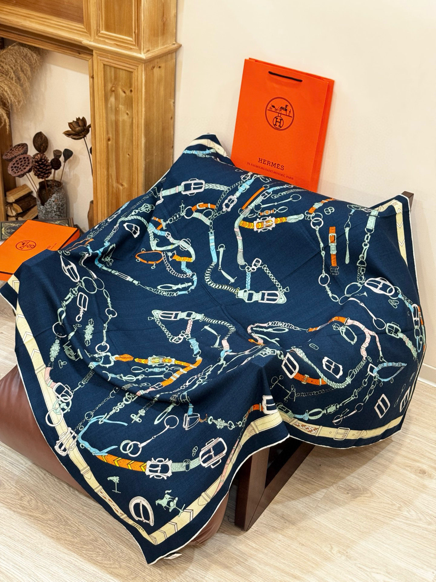 羊绒新款🆕👏👏买了都说好看‼️推荐💕爱马仕双面同色羊绒方巾【跃动的马儿双面同色140】，顶级工艺超值‼️