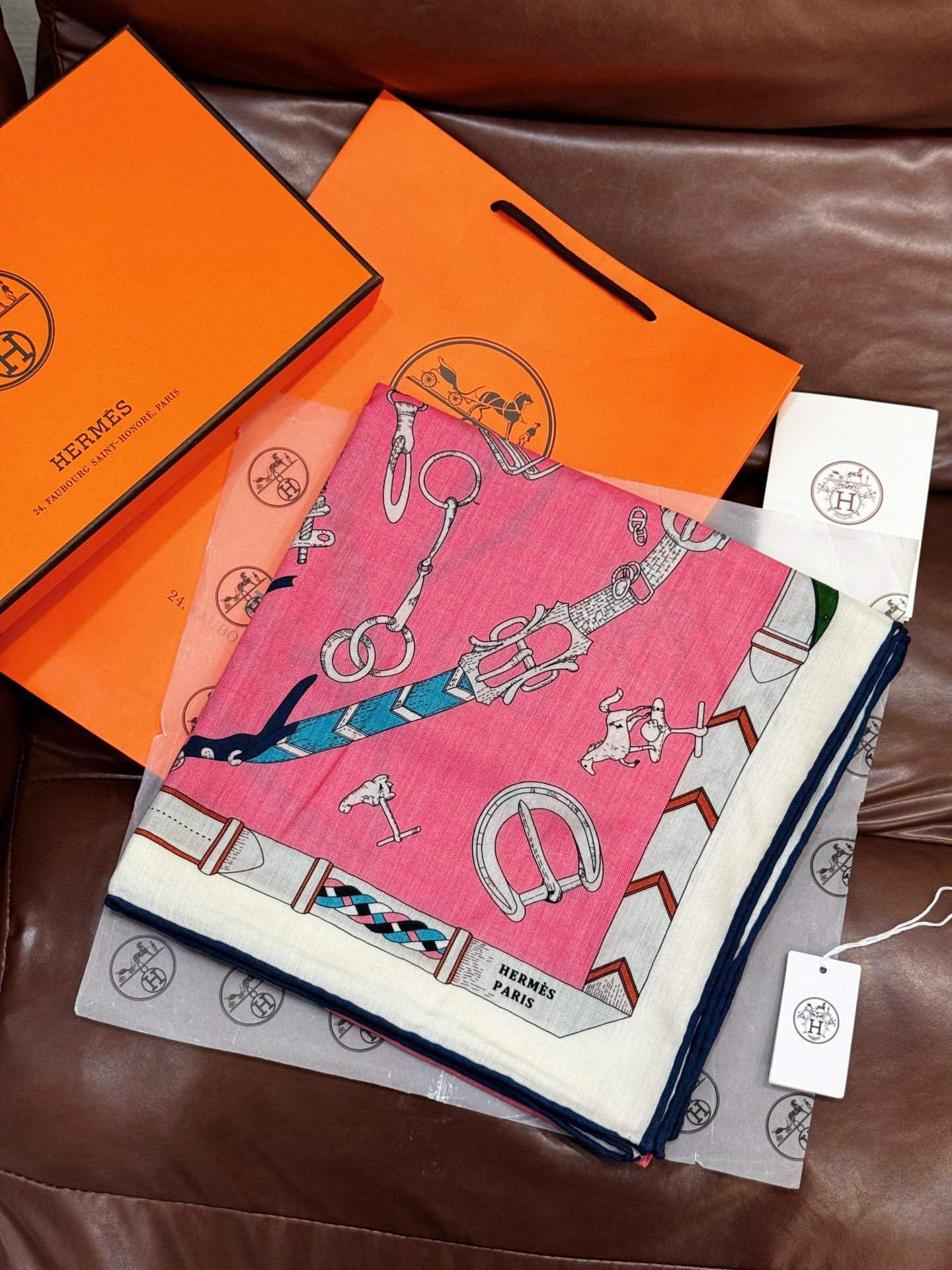 羊绒新款🆕👏👏买了都说好看‼️推荐💕爱马仕双面同色羊绒方巾【跃动的马儿双面同色140】，顶级工艺超值‼️