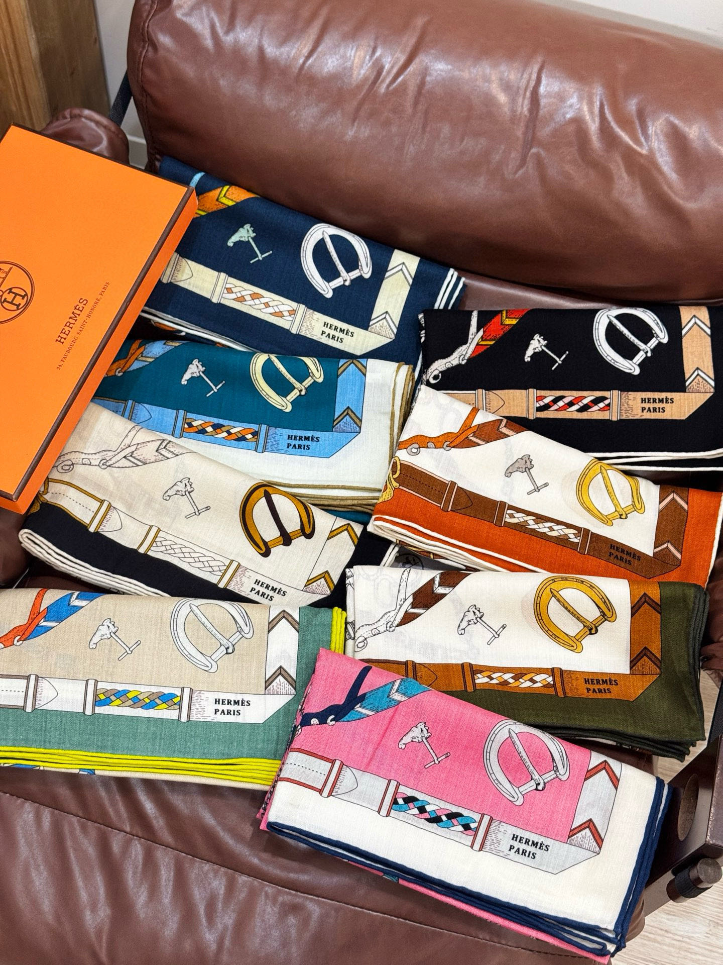 羊绒新款🆕👏👏买了都说好看‼️推荐💕爱马仕双面同色羊绒方巾【跃动的马儿双面同色140】，顶级工艺超值‼️