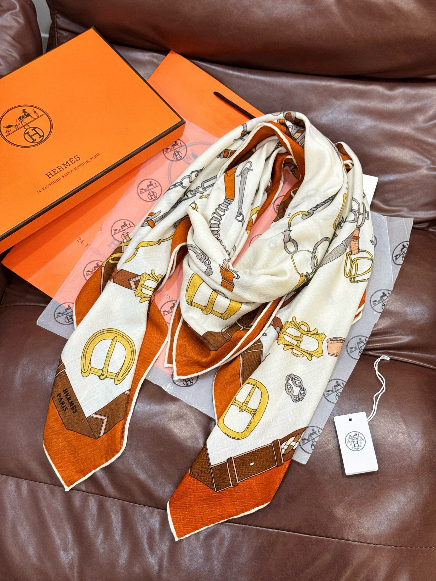 羊绒新款🆕👏👏买了都说好看‼️推荐💕爱马仕双面同色羊绒方巾【跃动的马儿双面同色140】，顶级工艺超值‼️