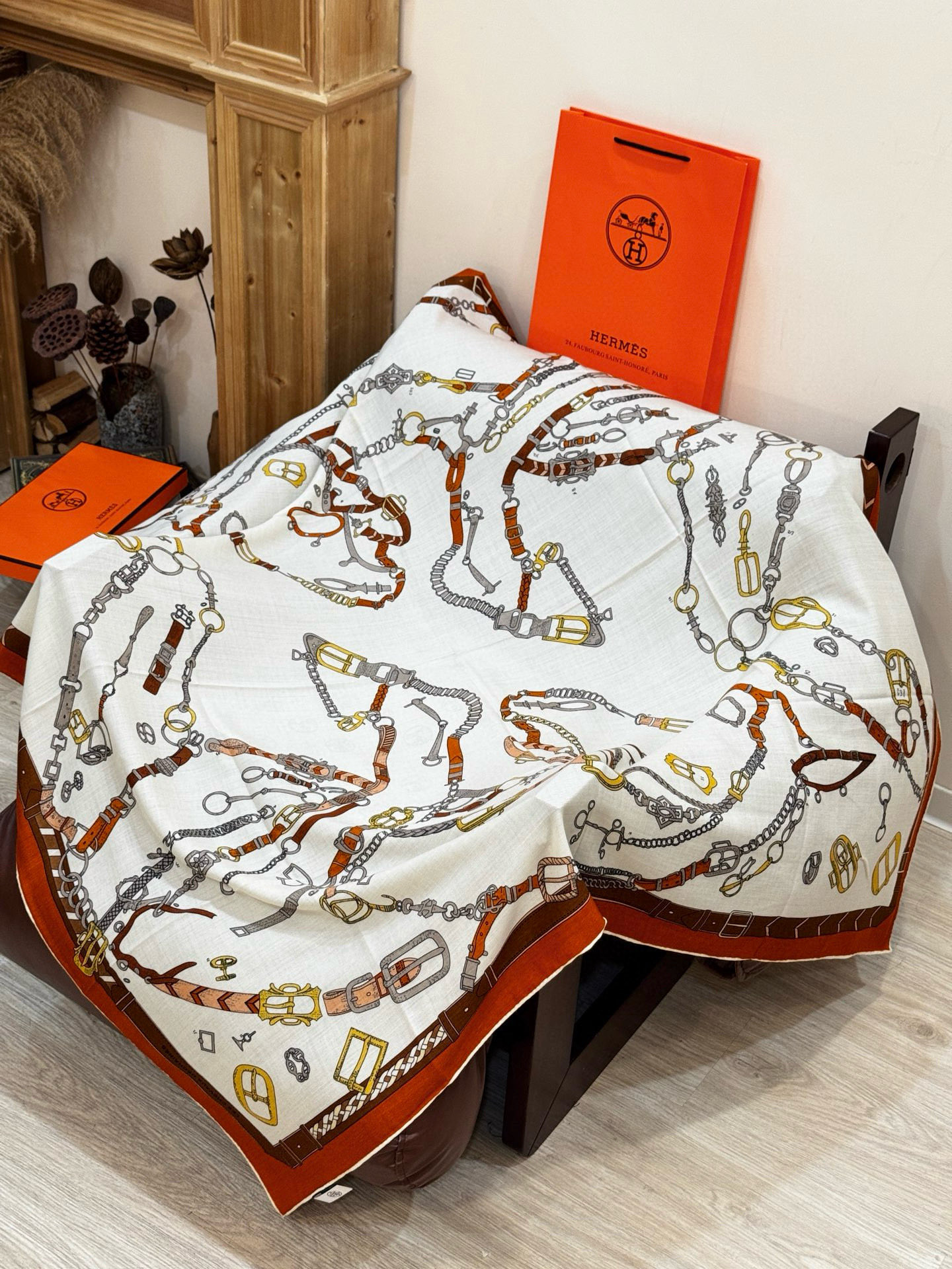 羊绒新款🆕👏👏买了都说好看‼️推荐💕爱马仕双面同色羊绒方巾【跃动的马儿双面同色140】，顶级工艺超值‼️