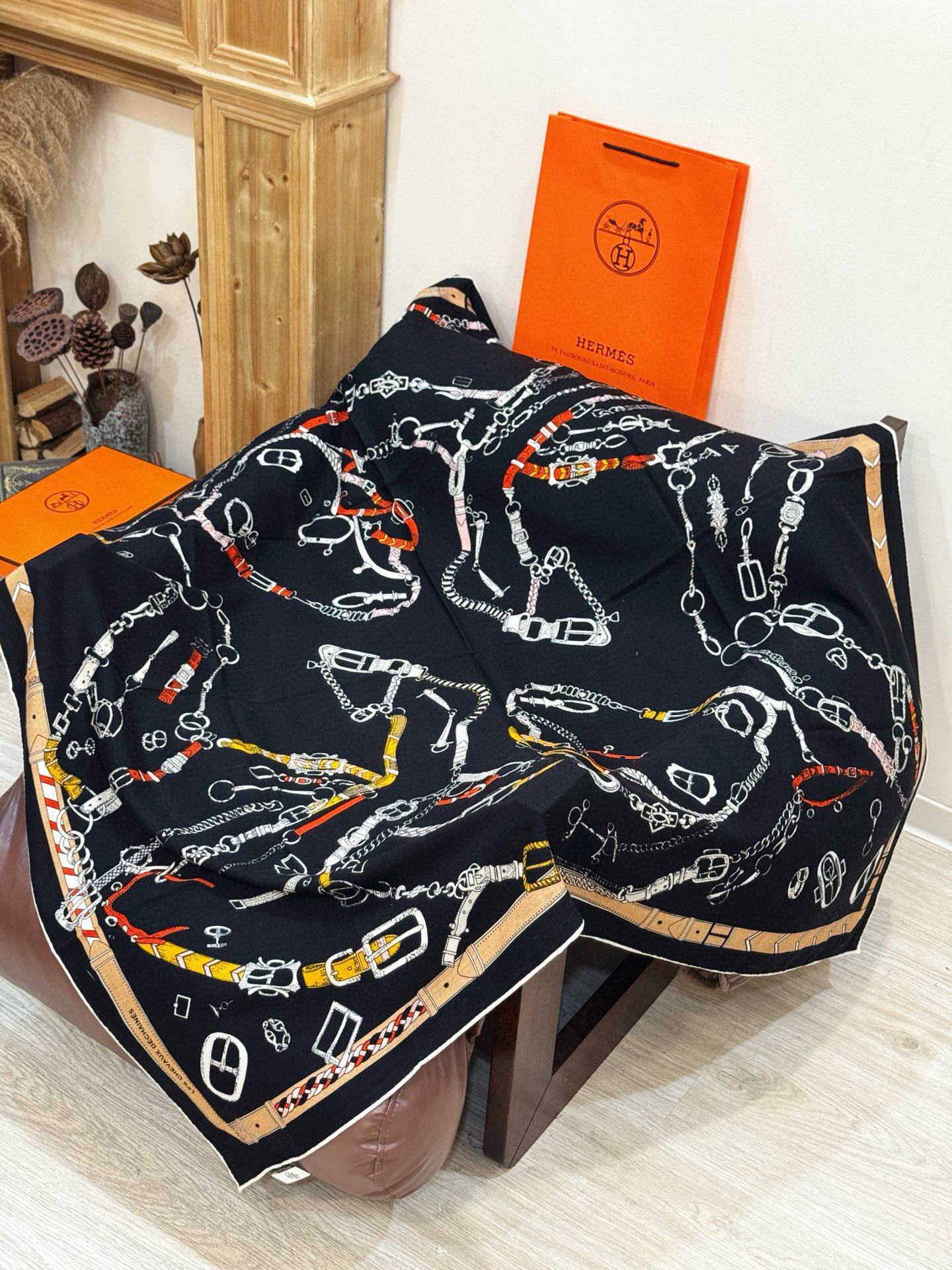 羊绒新款🆕👏👏买了都说好看‼️推荐💕爱马仕双面同色羊绒方巾【跃动的马儿双面同色140】，顶级工艺超值‼️