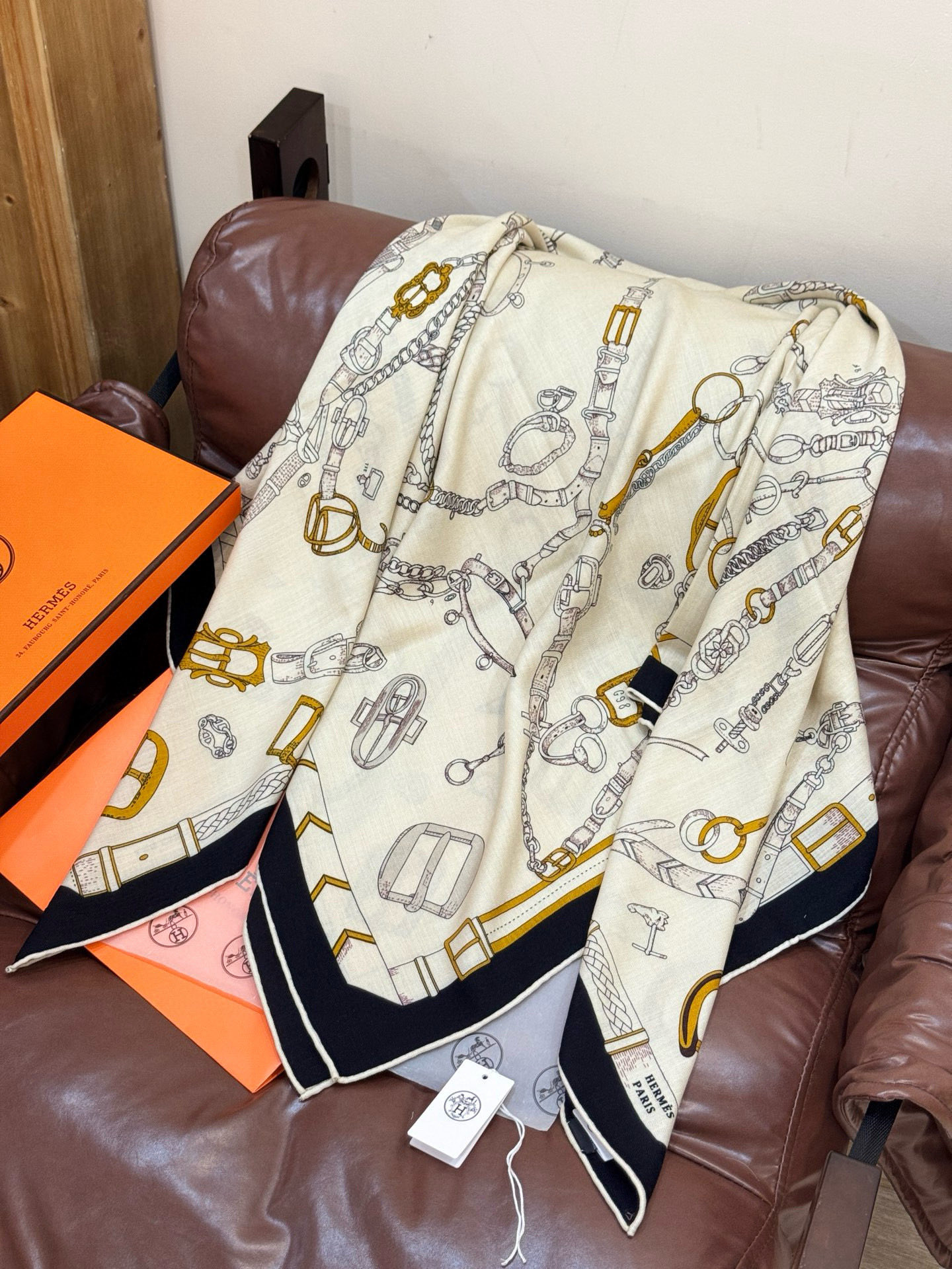 羊绒新款🆕👏👏买了都说好看‼️推荐💕爱马仕双面同色羊绒方巾【跃动的马儿双面同色140】，顶级工艺超值‼️