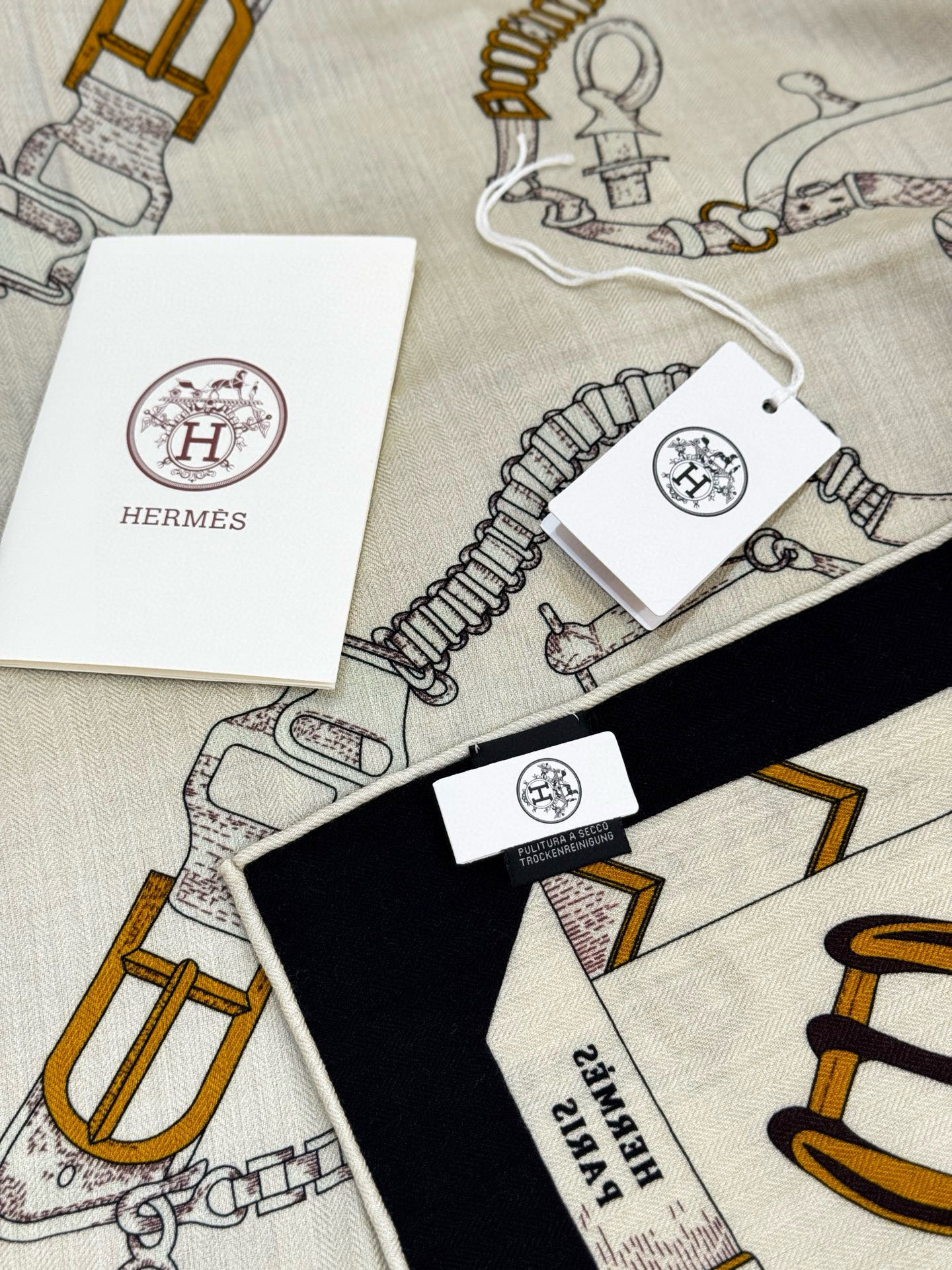 羊绒新款🆕👏👏买了都说好看‼️推荐💕爱马仕双面同色羊绒方巾【跃动的马儿双面同色140】，顶级工艺超值‼️