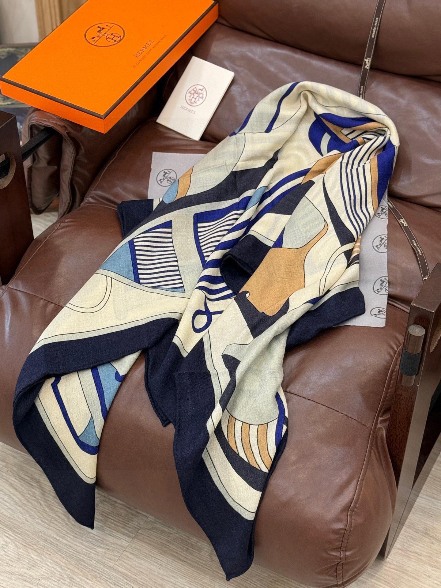 💟2025年早秋上新💞【双面同色丝绒方巾】手工卷边山羊绒和真丝混纺披肩（70%山羊绒，30%桑蚕丝）这款