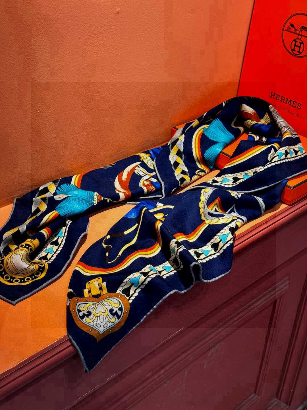 【双面同色】原单爱马仕140cm丝绒方巾💕 甜蜜的鞍具，装饰家芳登和佩西耶设计的一款餐盘增添骑士般的浪漫