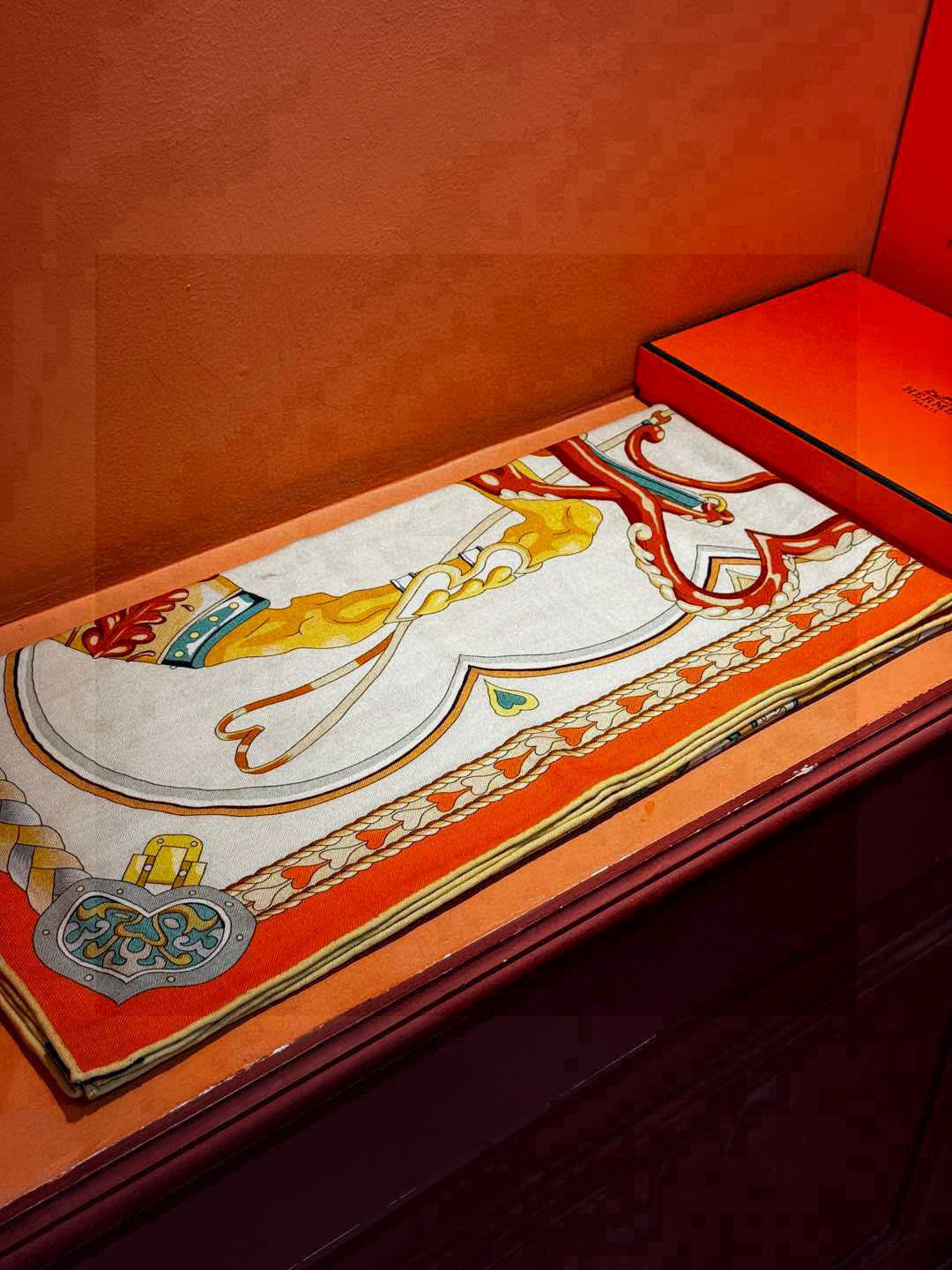 【双面同色】原单爱马仕140cm丝绒方巾💕 甜蜜的鞍具，装饰家芳登和佩西耶设计的一款餐盘增添骑士般的浪漫