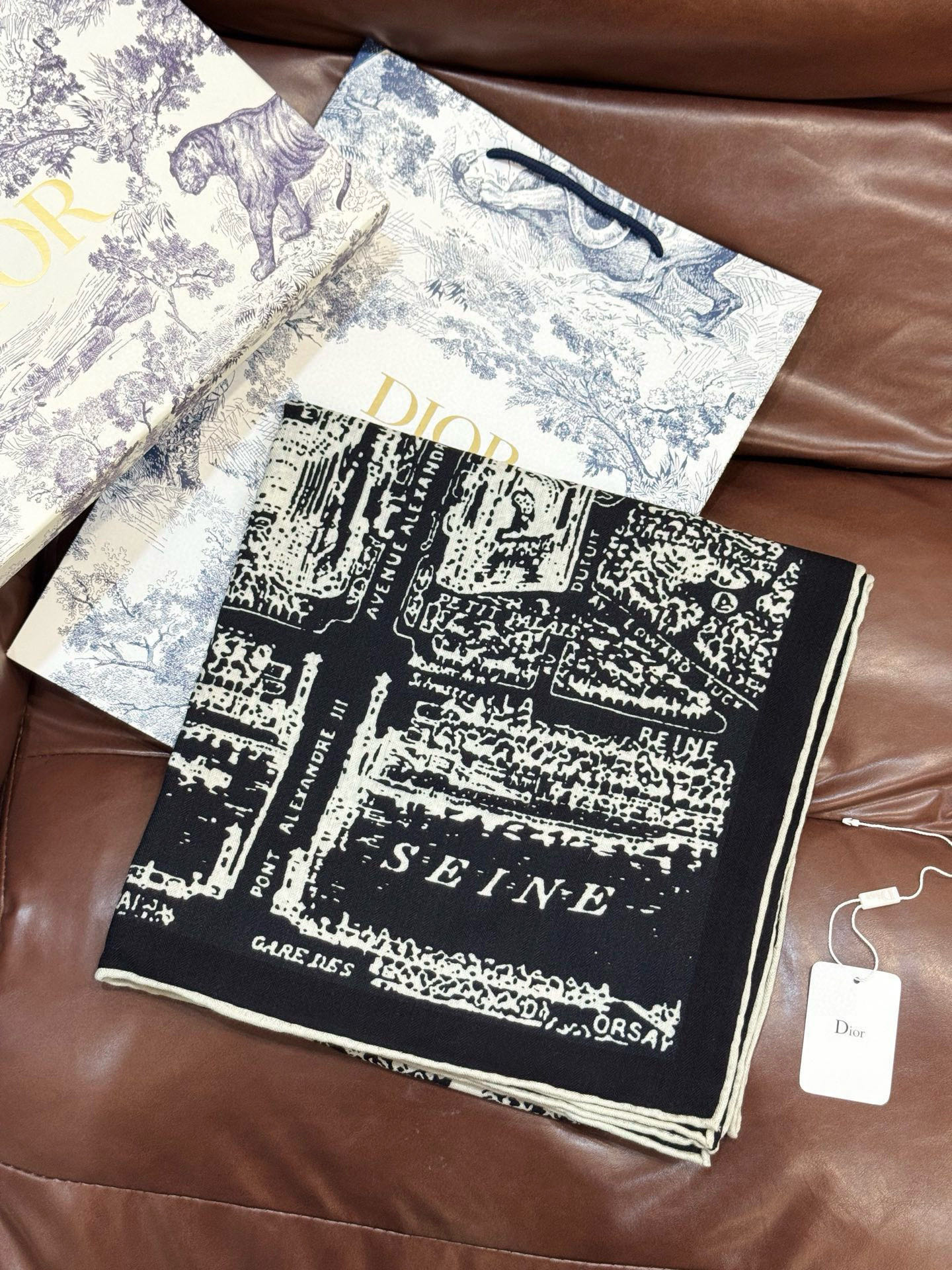 Dior ❤【️巴黎地图】140*140双面同色丝绒方巾🉐️LAN DE 价🉐️ARIS 巴黎地图这款方