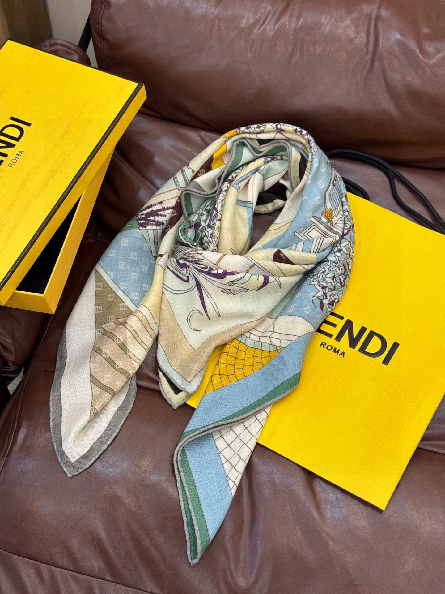 Fendi方形围巾 丝绒材质。采用定制的“Walking around Rome”图案，灵感源自罗马的历