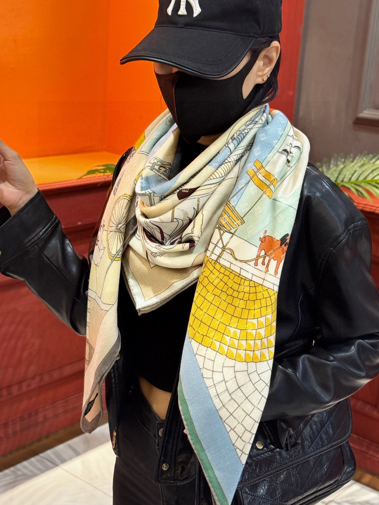 Fendi方形围巾 丝绒材质。采用定制的“Walking around Rome”图案，灵感源自罗马的历