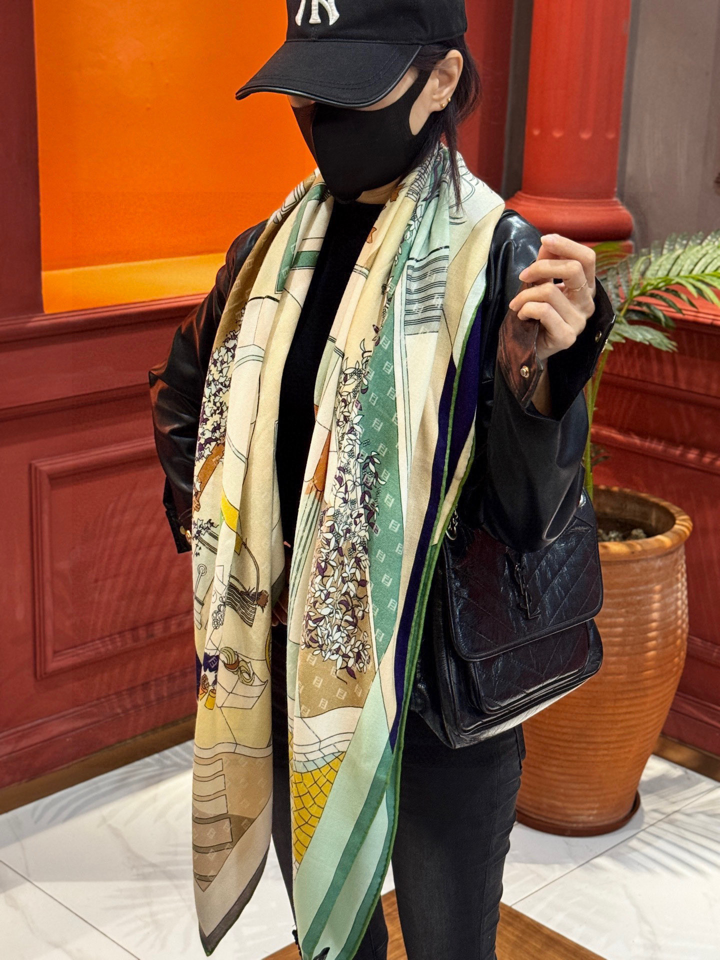 Fendi方形围巾 丝绒材质。采用定制的“Walking around Rome”图案，灵感源自罗马的历