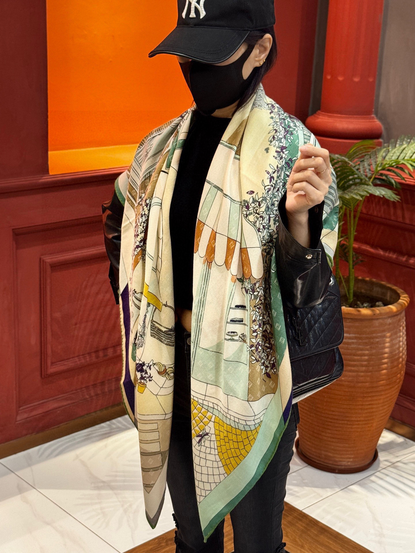 Fendi方形围巾 丝绒材质。采用定制的“Walking around Rome”图案，灵感源自罗马的历