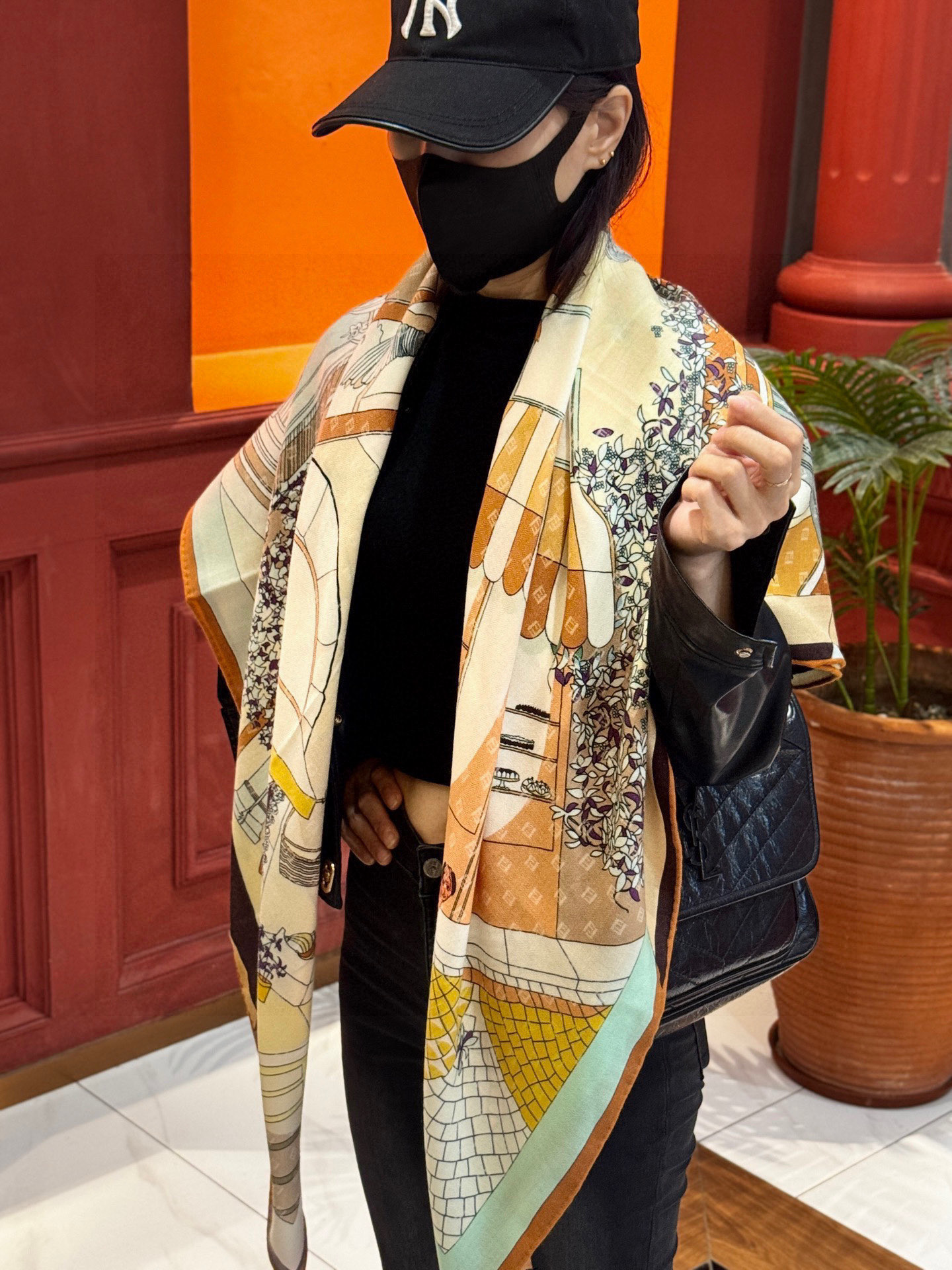 NO:581535,Fendi square scarf made of velvet. It adopts a customized 'Walking around Rome' pattern, inspired by the historical districts of Rome. The pattern design is based on micro FF, blending iconic brand elements with traditional elements, and decorated with the same color Pequin stripe color block border. VIP upper size 140*140cm, 70 cashmere 30 silk, double-sided high version scarf of the same color, high version scarf, fendi, real silk19860909Fendi方形围巾 丝绒材质.采用定制的“Walking around Rome”图案,灵感源自罗马的历史街区.图案设计以微型FF为背景,将标志性品牌元素与传统元素相融合,饰以同色系 Pequin 条纹色块边框. VIP们 上尺寸140*140cm,70羊绒30真丝,双面同色高版本围巾,高版本围巾,fendi,real silk,scarf