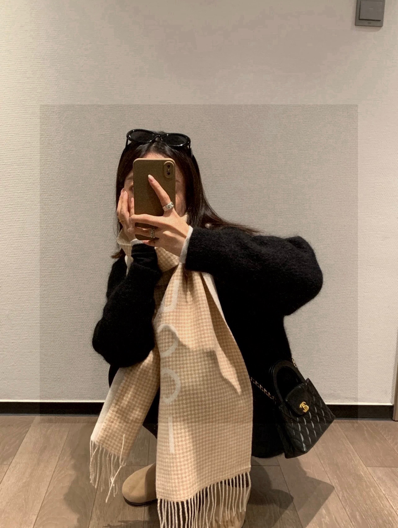 NO:574902,A milky cashmere scarf. This scarf is the same as the official website. It is made of 85% wool and 15% cashmere. It contains cashmere, so there is no problem of tying. It is soft and has a certain thickness. It is not a thin layer!  !  !  As light as a cloud, fluffy, tough, and extremely warm!  You can feel this kind of feel as soon as you start using it. You can't do it!  !  The wool is so fluffy that you can feel its fluffiness through the screen~ Wool alone cannot make it so fluffy. It’s easy to tell!  It’s not those messy ingredients. I’ll make a cooking video for you later. You’ll know it’s animal fiber when you smell it. Once twisted, it turns to gray~ The scarf is a double-sided jacquard. The logos of different colors are also reversed to show the logo. It can be double-sided. One side is plaid and the other side is solid color. The cross-over effect is retro and textured!  !  The hand-glued batting has a texture that is visible to the naked eye. Just listen to my advice and buy this scarf. Apart from the fact that it has no main label, it is all the same. It is less than a fraction of the price on the official website. What else do you think about it!  Some customers take it back and add packaging labels themselves, doubling the number in minutes. Besides, with such a big logo, it doesn’t matter whether there is a label or not!  !  When I get home, I always remove the label on the scarves I buy at my own counter because they hurt my neck!  I don’t think it’s necessary to use it for myself as a gift to my relatives and close friends.  It warms the whole autumn and winter, has face and quality!  The ivory white color is milk tea color houndstooth. It is gentle, gentle and very temperamental. It is not a very ostentatious color, so it is very low-key and does not easily leak out a little logo. It belongs to this kind of white-collar workers, civil servants and office workers. This is the most suitable. It is elegant and tasteful. The clothes are also easy to match. It can be used in any color. The whole body is soft and soft with a light-colored sweater, which is even more like a wealthy daughter!  !  Size 200*27cm high version scarf, high version scarf, sweaters19860909奶呼呼的羊绒围巾, 这条围巾和官网一样 采用85羊毛 15山羊绒 含羊绒所以不存在扎的问题 上手软乎乎的且有一定厚度 不是那种薄薄一层！！！ 如云朵般轻盈 蓬松 韧性好 保暖性也是极佳的！ 这种手感一上手就能感受到 做不了jia！！ 毛yu感贼强 隔着屏幕都能感受到他的蓬松～ 单独羊毛做不到这么蓬松的哈 很好分辨！ 不是那些乱七八糟的成分 一会给你们做烧的视频好了 闻起味道就知道是动物纤维 一捻就变成灰～ 围巾是双面提花 不同的花色logo也是相反的从而呈现logo 双面可用一面是格纹 一面是纯色 交叉出来的效果复古且又质感！！ 手工黏条的毛絮 肌理纹路 肉眼可见的质感 这条围巾你们听我的入手就行了 出了无主标之外 都一样的 不足官网的零头价格还心思什么！ 部分客户拿回去自己加包装标 分分钟翻倍 再说了 这么大logo了 有没有标也不重要了！！ 我自己专柜买的围巾 回到家都会拆掉标因为磨脖子！ 我觉得真没必要 自用送亲人好朋友都不在话下！ 温暖整个秋冬 有面子又又质感！ 象牙白色配色是奶茶色的千鸟格 温柔温婉又很有气质 他不是那种很张扬的配色 所以很低调 不轻易间漏出来一点点logo 就属于这种 什么白领啊 公务员 上班族 这种最合适了 优雅又有品味 衣服也很好搭配 什么色系都能驾驭 整个人都软乎乎的搭配浅色系毛衣更是富家千金！！ 尺寸200*27cm 高版本围巾,高版本围巾,sweaters,scarf