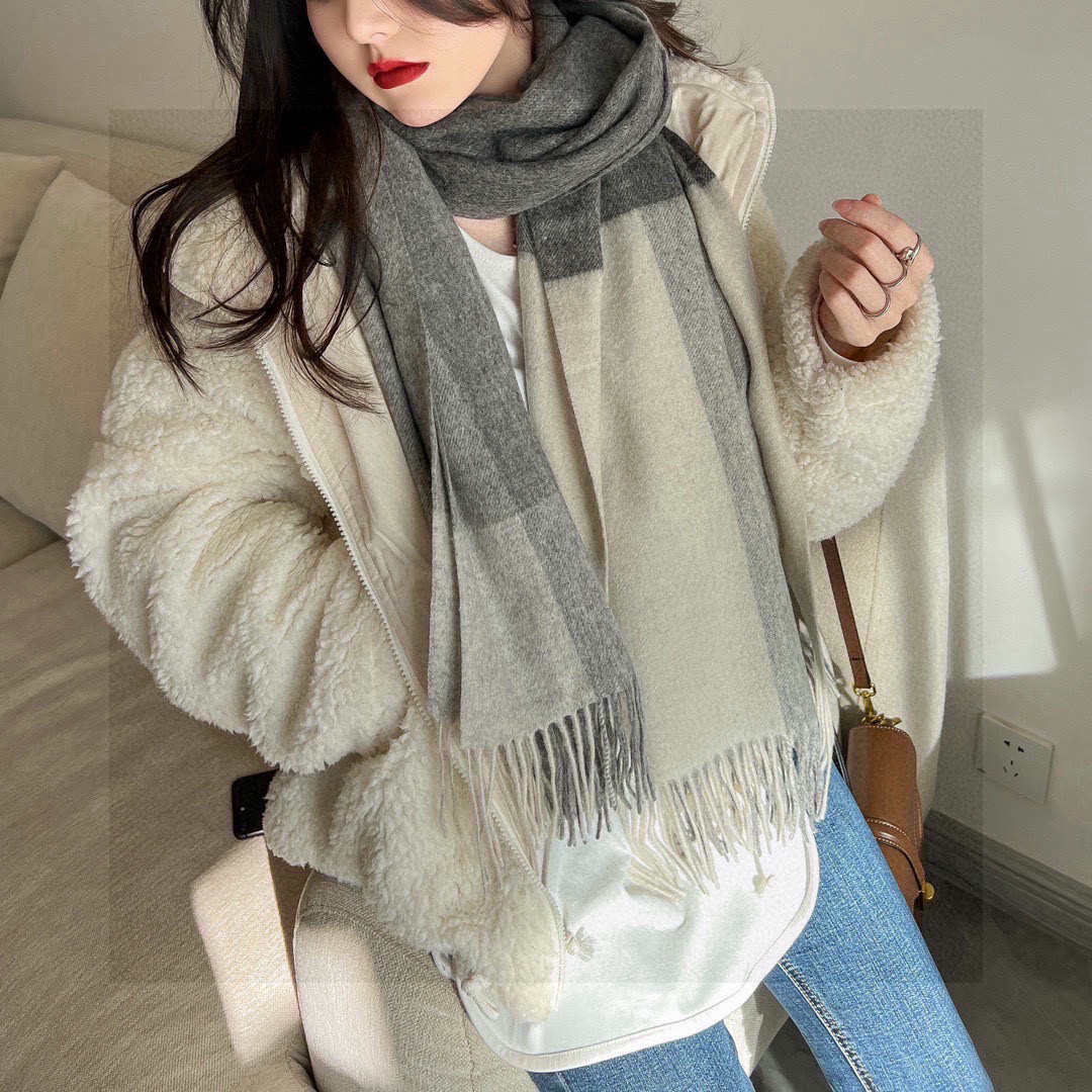 NO:574668,The limited edition absolutely embellishes the design from the heart, and is super hardcore. From the time the foreign businessman sent the edition before the epidemic last year to the delivery of the finished product today, it took a lot of effort from the design department. I can only say that it is really worth it. It is absolutely rare for the B family to design hand-written designs with love. Things that can only be obtained in foreign countries at super VI prices, seemingly simple embroidery  , the number of frames alone is more than 10,000, the exquisiteness is invincible, no embroidery factory in China can do it, the two colors of large products are less than 100, the hands are absolutely slow, good goods never wait for others, the weather is cold, good goods are also available, dear, I have turned away several big customers and refused to give them a package, just to share the beautiful things with everyone, give me some strength, haha, the specification is 200*70 high version scarf, high version scarf19860909限量版绝对的美化了心的设计,超级无敌的硬核,从外商去年疫情前寄版下来到今天成品出库,废了设计部太多心血,我只能说真的一切都值得,爱心的设计手抄体的B家绝对的不多见的,国外都是超级VI价才能拿的到的东西,看似简单的刺绣 ,光帧数都一万多,精致的无敌了,国内还没有任何一个绣花厂能做到,大货两个颜色只有不到100 ,手慢绝对的是无,好货一直是不等人的,天也凉了,好货也有了,亲爱的,我已经推掉了几个大客不给他们包版,就是为了跟大家一起分享美好的事物,给点力哈哈,规格200*70高版本围巾,高版本围巾,scarf