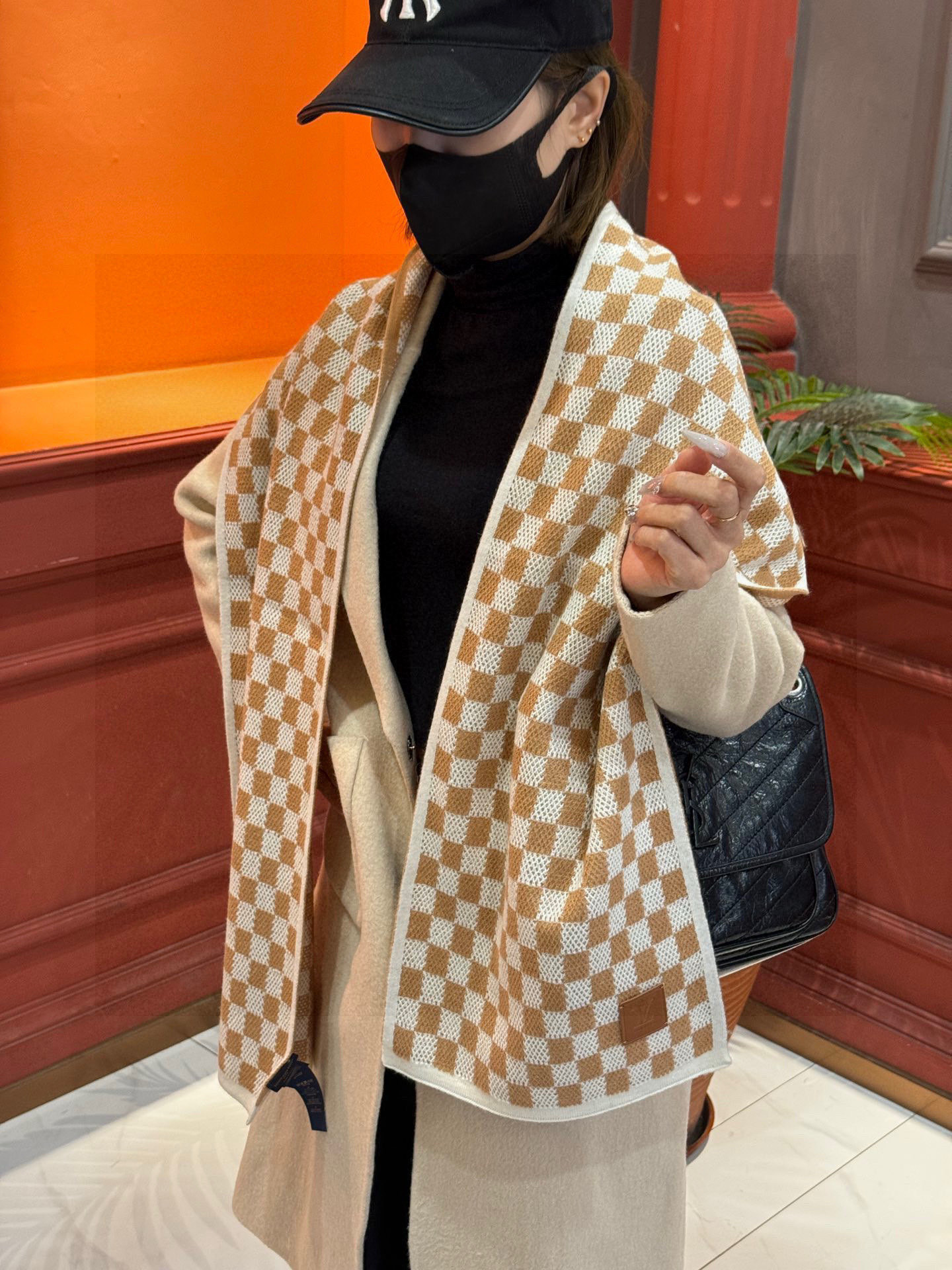 NO:581539,The top original version. High-end men's model recommended. Super soft and waxy men's cashmere scarf. L family ZG is on sale at the same time. The price is really unbeatable and great value!  My mother’s price feedback ~ I bought a very authentic men’s scarf from L’s family at an absolute value ~ I love the fabric, the double-sided cashmere yarn is really clear and clean, and the velvet feel in the hand is really super comfortable!  Very soft and manly style, the upper body effect is incomparable, beautiful and simple, can be worn on both sides, any boy will like this style, it has texture and is unobtrusive. During the photo taking process, I have been fascinated by the texture of the fabric and the contrasting color effect many times. The presbyopia is very delicate embellishment, texture is unobtrusive~The last single item is a bonus for everyone~It feels very soft and comfortable  Medium thickness, very friendly to the neck~Classic men's 35cm wide cashmere scarf, unisex style, cashmere, size 35*180cm, suitable for formal wear or casual wear~It can be folded in half to hang or circled, stylish for a gentleman~warm style, high version scarf, high version scarf, louis  vuitton19860909顶级原版 怒赞推荐高端男士款~超级无敌软糯的男士羊绒围巾L家ZG同步在售,这个价格真的无敌超值！亲妈价格回馈~买到绝对值L家非常正的男士围巾~面料大爱,双面的羊绒纱线真的清晰干净,握在手里绒感真的超级无敌舒服！非常柔软很Man的风格,上身效果无敌好看大气简约,两面都可以围,任何男生都会喜欢的款吧,有质感不张扬拍照过程中已经多次被面料质感和撞色的效果迷倒.老花非常精致的点缀,有质感不张扬~尾单余一丢丢福利大家~手感非常柔软舒服中等厚度,非常亲脖子的一款~经典男士的35cm宽羊绒围巾男女通用款式,羊绒,规格35*180cm搭配正装或者搭配休闲装都很合适~对折挂围或者绕圈围都完全可以,绅士有型~有温度的风度高版本围巾,高版本围巾,louis vuitton,scarf