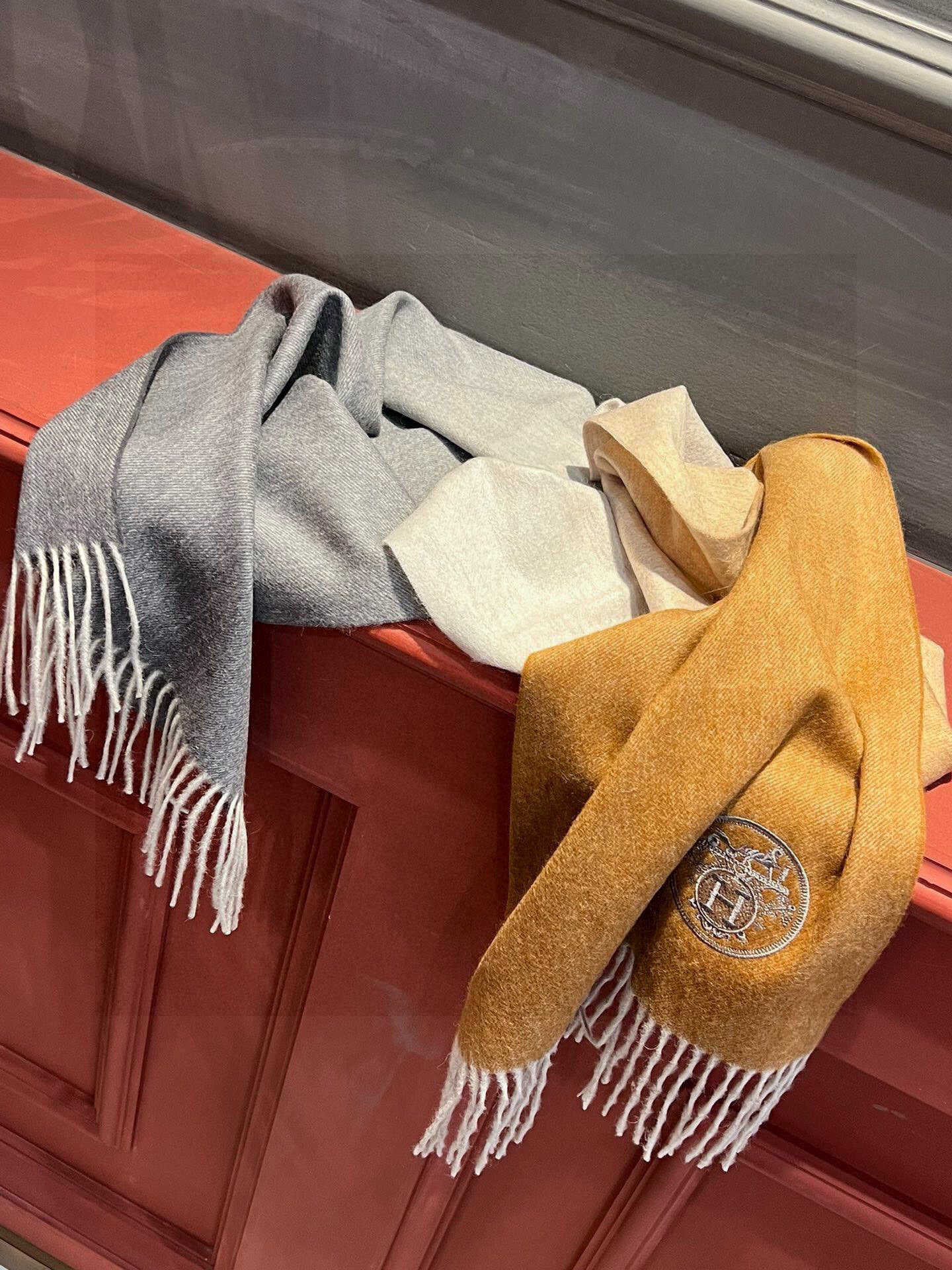 ✨✨太美了😍 爱马仕 美到要尖叫😱专柜最新款🎊英伦欧美范儿「多色渐变」又是一款即时尚又实用的大围巾&长巾