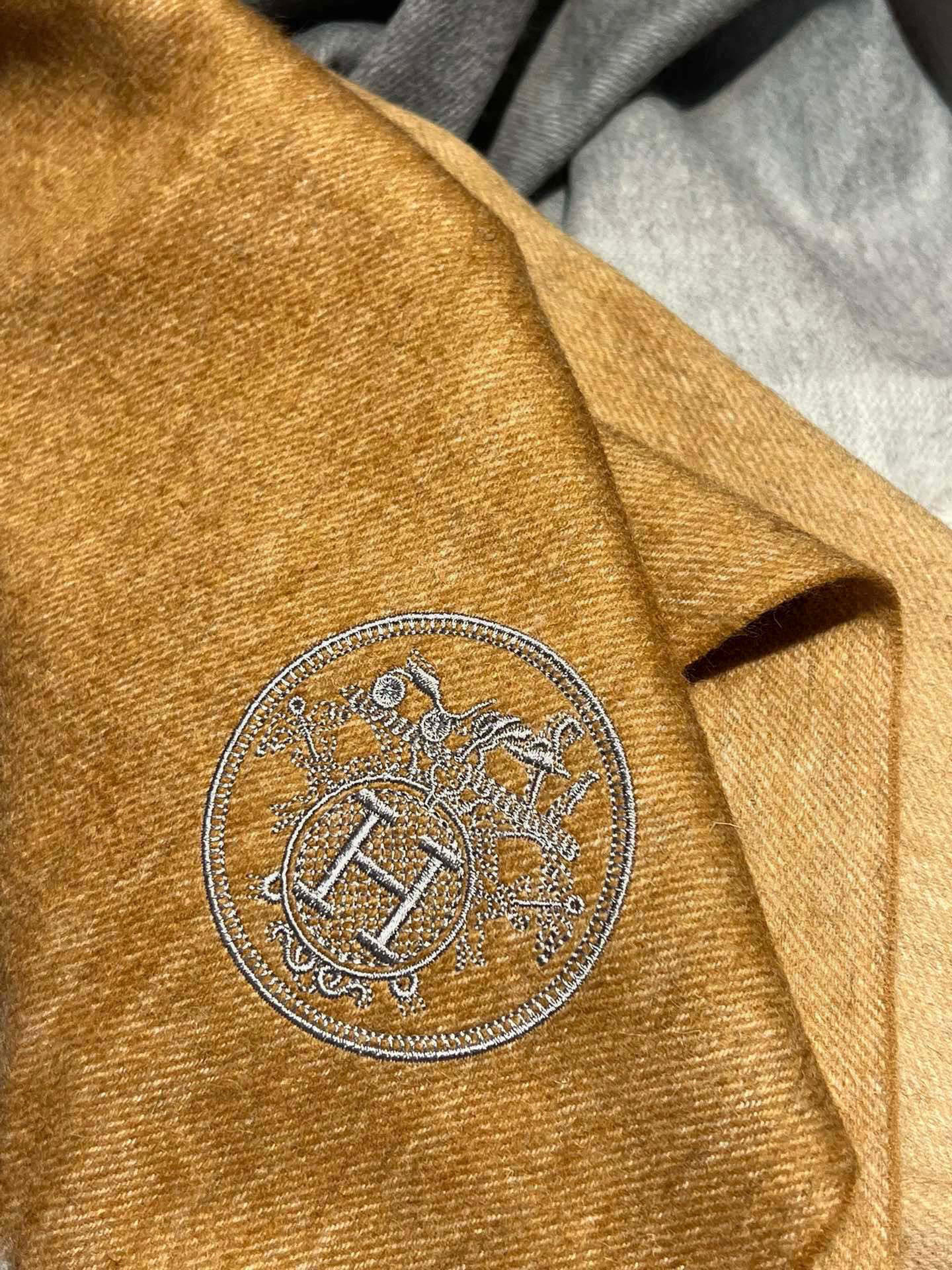 ✨✨太美了😍 爱马仕 美到要尖叫😱专柜最新款🎊英伦欧美范儿「多色渐变」又是一款即时尚又实用的大围巾&长巾