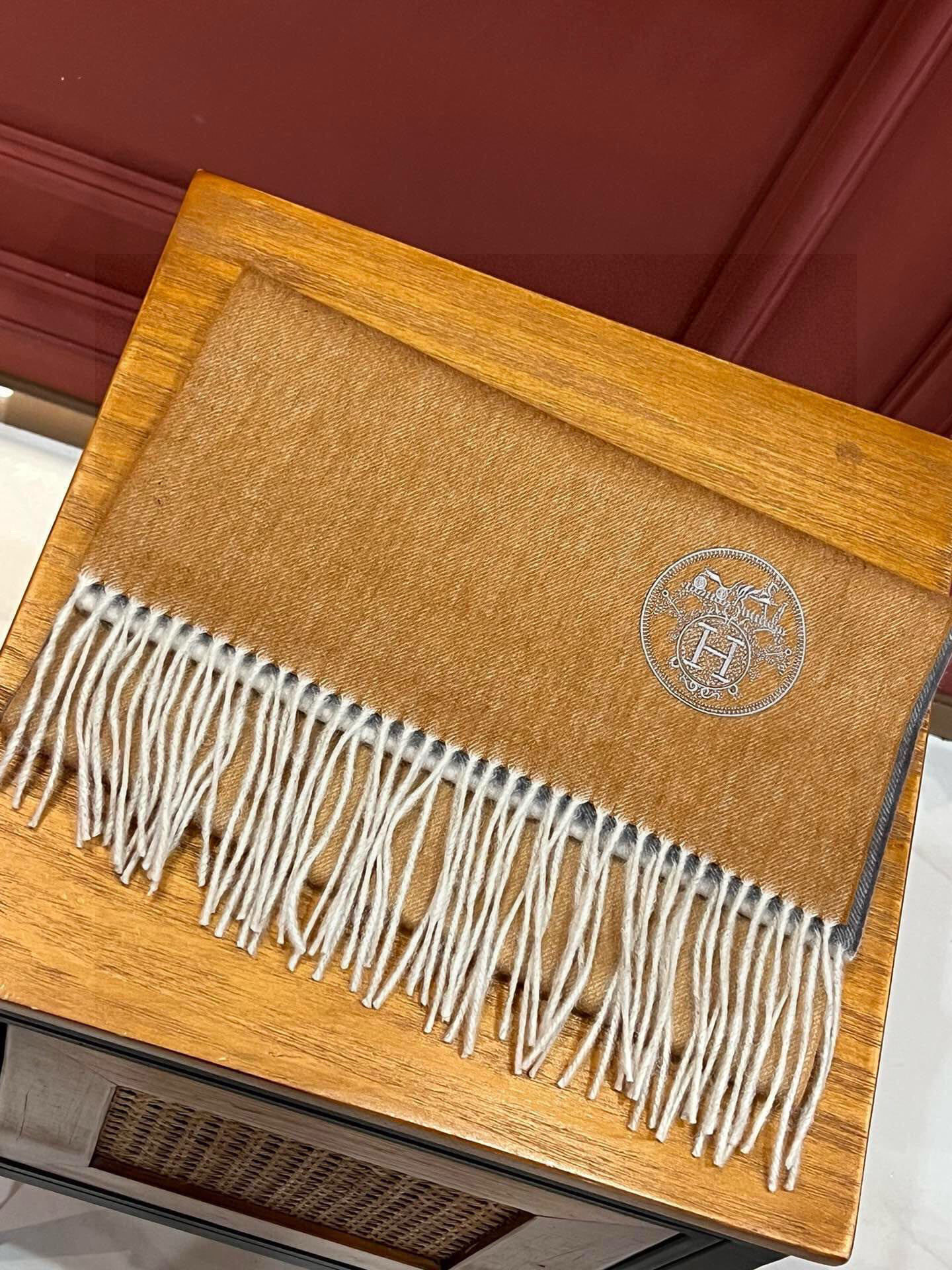 ✨✨太美了😍 爱马仕 美到要尖叫😱专柜最新款🎊英伦欧美范儿「多色渐变」又是一款即时尚又实用的大围巾&长巾