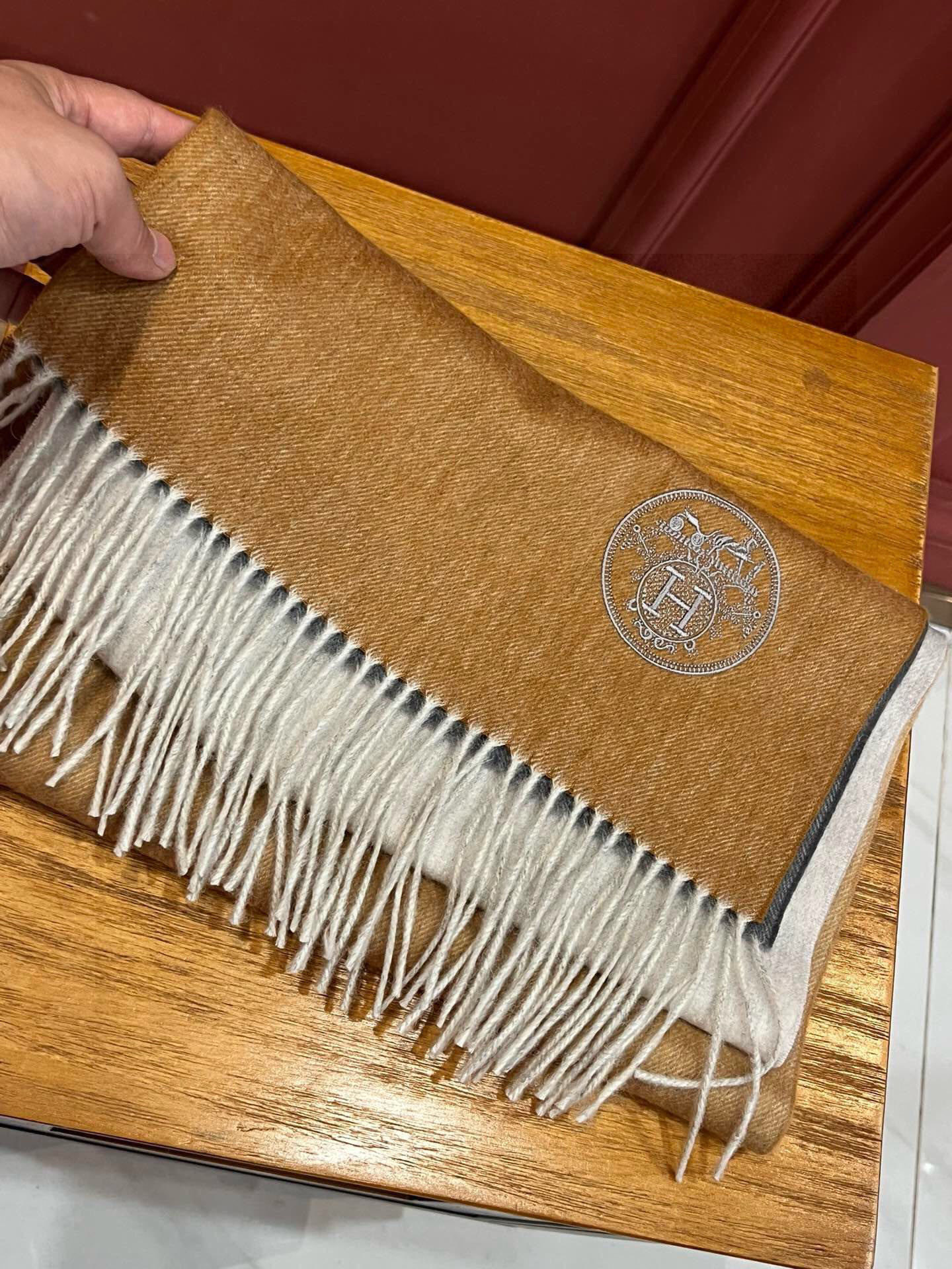 ✨✨太美了😍 爱马仕 美到要尖叫😱专柜最新款🎊英伦欧美范儿「多色渐变」又是一款即时尚又实用的大围巾&长巾