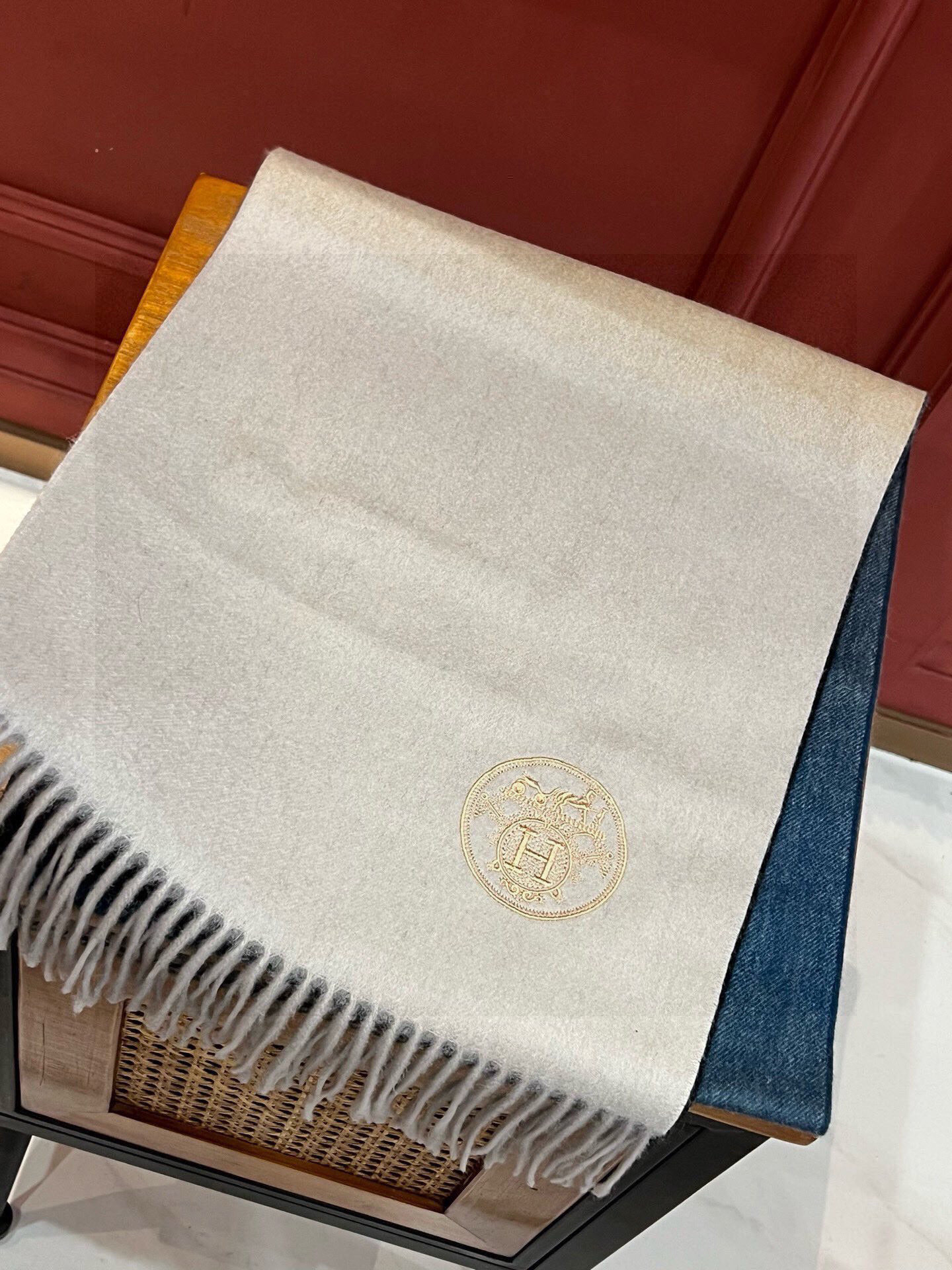 ✨✨太美了😍 爱马仕 美到要尖叫😱专柜最新款🎊英伦欧美范儿「多色渐变」又是一款即时尚又实用的大围巾&长巾