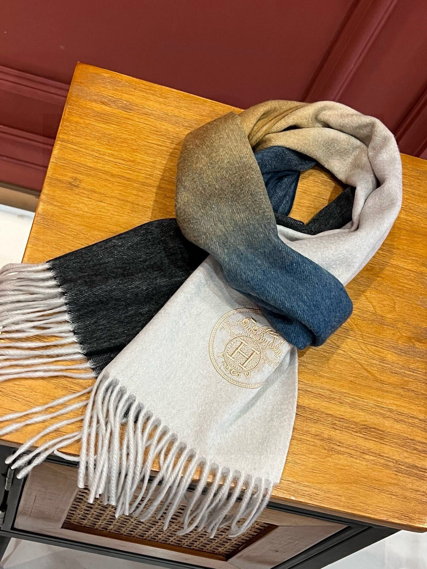 ✨✨太美了😍 爱马仕 美到要尖叫😱专柜最新款🎊英伦欧美范儿「多色渐变」又是一款即时尚又实用的大围巾&长巾