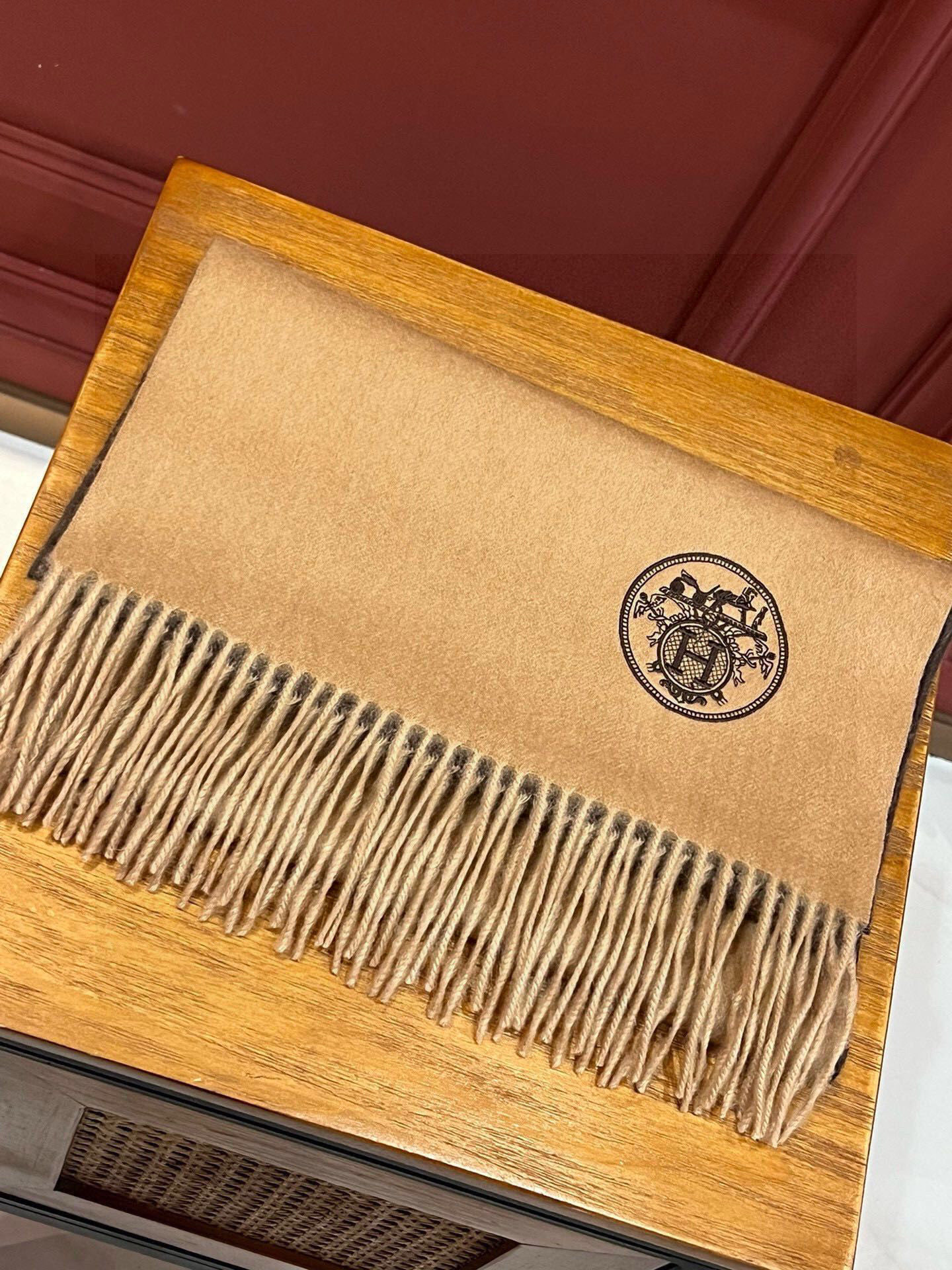 ✨✨太美了😍 爱马仕 美到要尖叫😱专柜最新款🎊英伦欧美范儿「多色渐变」又是一款即时尚又实用的大围巾&长巾