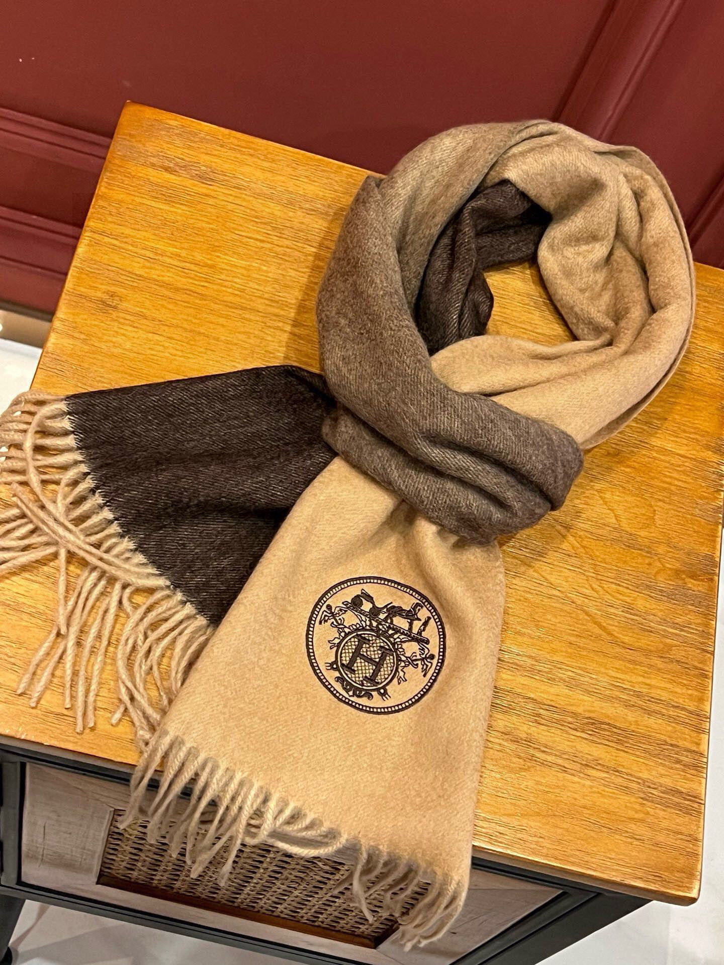 ✨✨太美了😍 爱马仕 美到要尖叫😱专柜最新款🎊英伦欧美范儿「多色渐变」又是一款即时尚又实用的大围巾&长巾